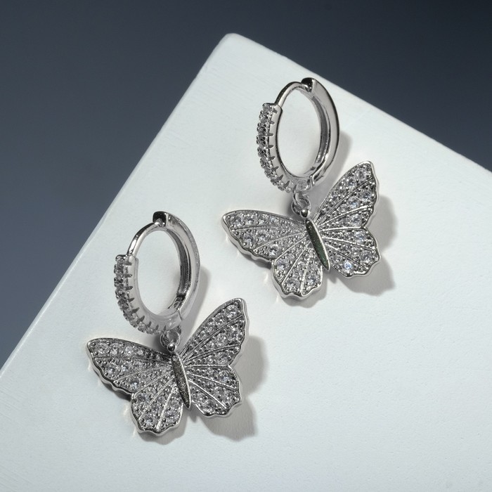 Серьги со стразами "Бабочки" порхающие, цвет белый в серебре
Серьги со стразами "Бабочки" порхающие, цвет белый в серебре