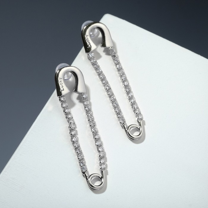 Серьги со стразами "Булавка" на цепочке, цвет белый в серебре
Серьги со стразами "Булавка" на цепочке, цвет белый в серебре