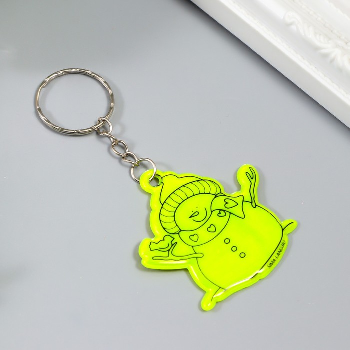 фото Брелок пластик светоотражающий "снеговик яша, шарф в сердечко" 5х5 см