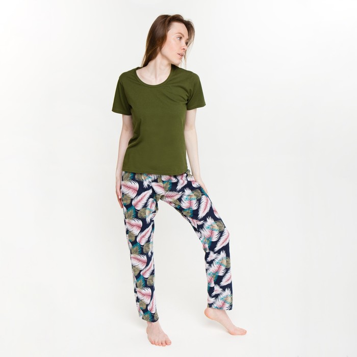 фото Комплект женский (футболка/брюки), цвет хаки/листья, размер 52 tusi
