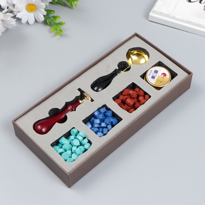 фото Сургучный набор "подарок для тебя" печать, ручка, ложка, воск - 3 цвета, свеча 3,5х11х23 см 742393