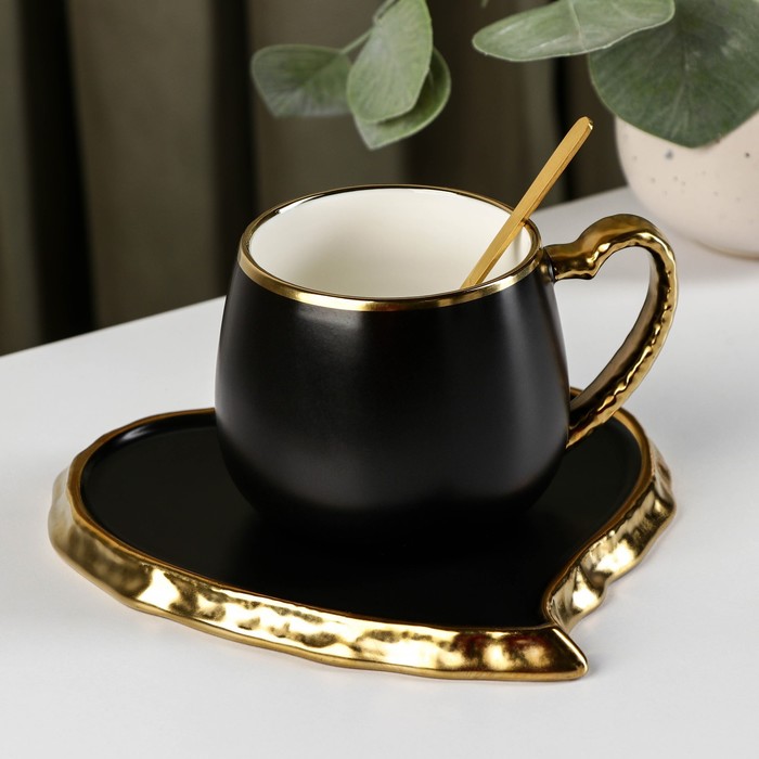 фото Чайная пара «сердце» чашка 320 мл, блюдце 16,6 см, ложка, цвет чёрный