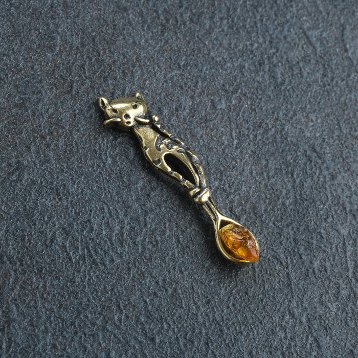 фото Сувенир кошельковый "кошка ложка", латунь, янтарь, 1х0,8х0,6 см