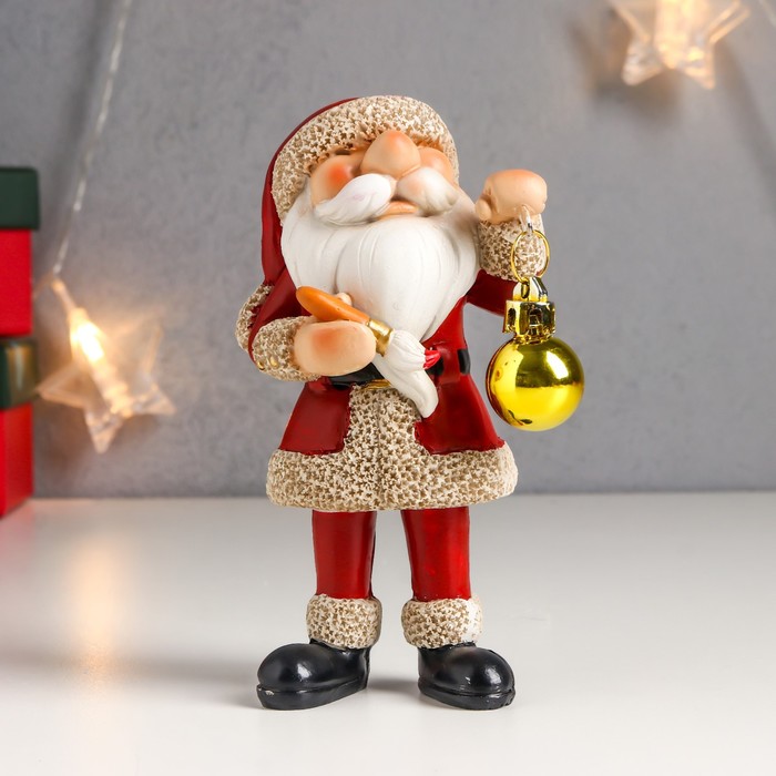 фото Сувенир полистоун "дедушка мороз красит новогодний шарик" 13х6х6,5 см