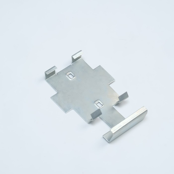 фото Металлическая клипса для крепления профилей из полимера