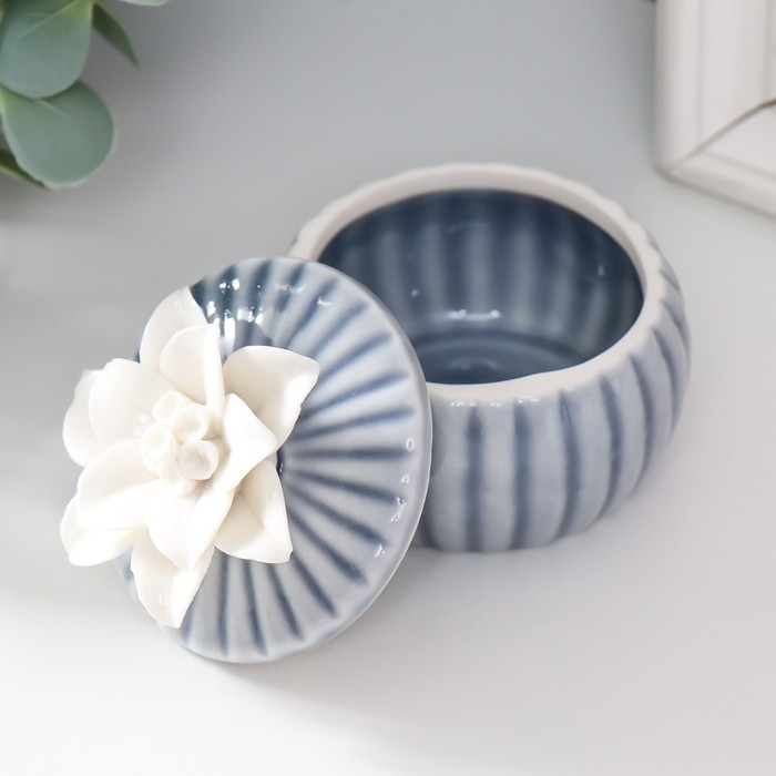 фото Шкатулка керамика "белый цветок" голубая 7х7х6 см