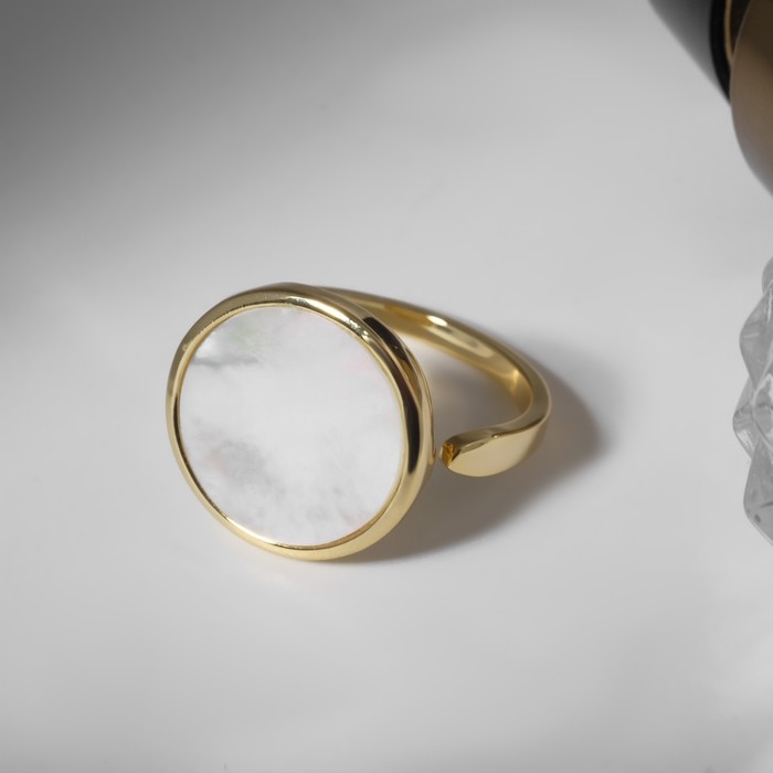 фото Кольцо родированное "перламутр" круг, безразмерное, цвет белый в золоте
