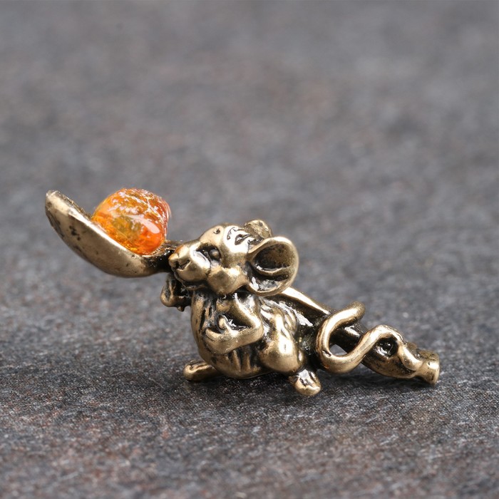 фото Сувенир кошельковый "мышка ложкой", с натуральным янтарём