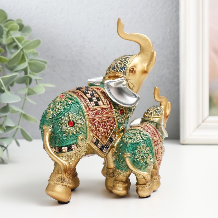 фото Сувенир полистоун "слон со слонёнком - попона красно-зелёная с рубинами" 13,5х8,5х15,5 см