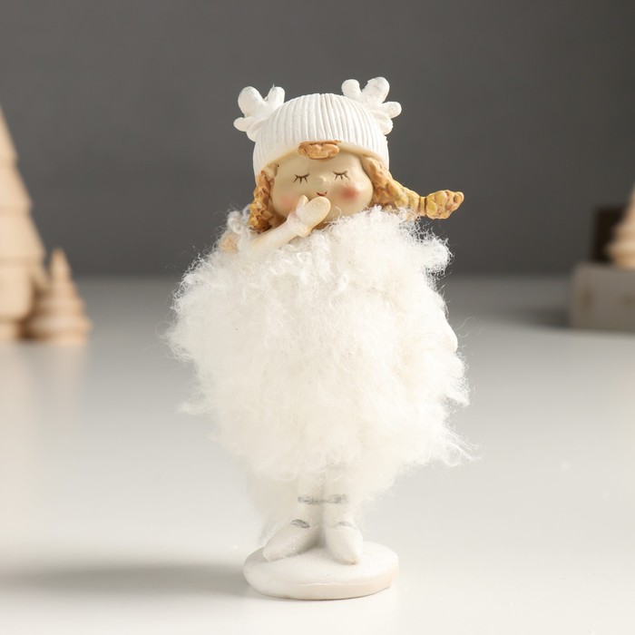 фото Сувенир полистоун "малышка в белом пуховом платье в шапке с рожками" микс 6,5х6х12,5 см