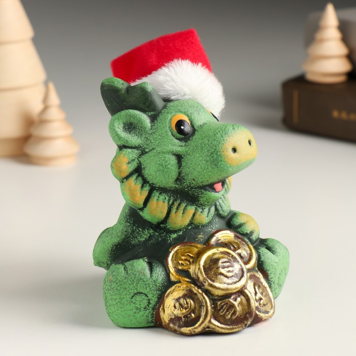 Сувенир керамика "Зелёный глиняный дракон в новогоднем колпаке с монетами" 8,2х8х10,4 см 
Сувенир керамика "Зелёный глиняный дракон в новогоднем колпаке с монетами" 8,2х8х10,4 см