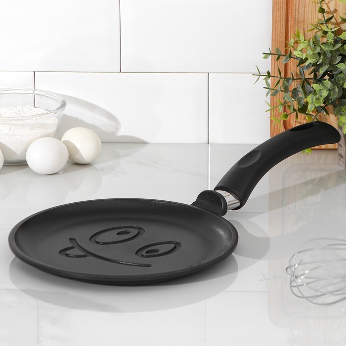 Сковорода блинная «Литая. Улыбка», d=22 см, пластиковая ручка, антипригарное покрытие, цвет чёрный
Сковорода блинная «Литая. Улыбка», d=22 см, пластиковая ручка, антипригарное покрытие, цвет чёрный