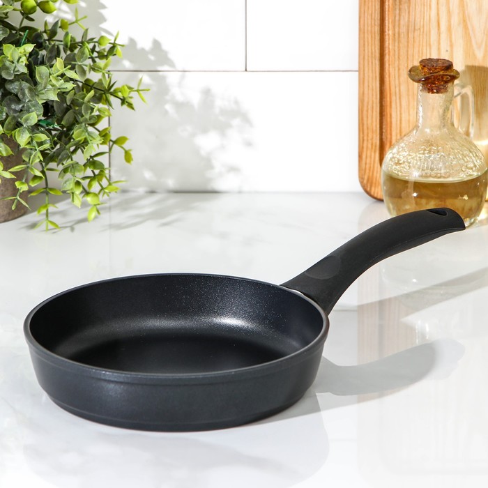 Сковорода с низким бортом «Литая Оригинальная», d=18 см, пластиковая ручка, антипригарное покрытие, цвет чёрный
Сковорода с низким бортом «Литая Оригинальная», d=18 см, пластиковая ручка, антипригарное покрытие, цвет чёрный