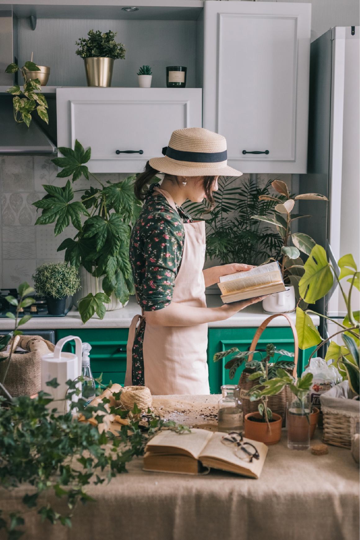Девушка с книгой в окружении домашних растений