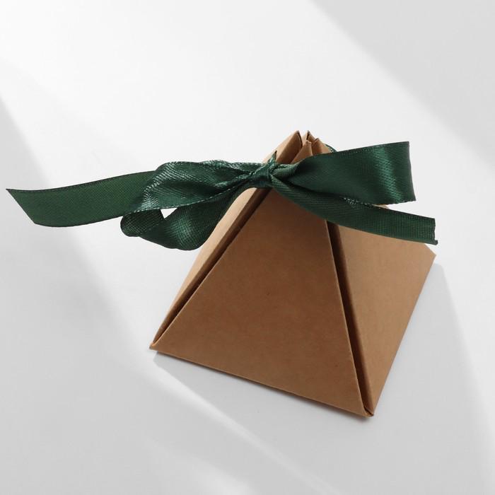 Коробка в виде пирамиды, пирамидка из картона с бантом, бантик на подарочной коробке