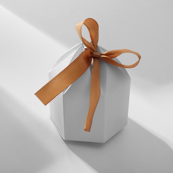 Подарок с бантиком, коробка для подарка с бантиком, белая коробочка с золотым бантом
