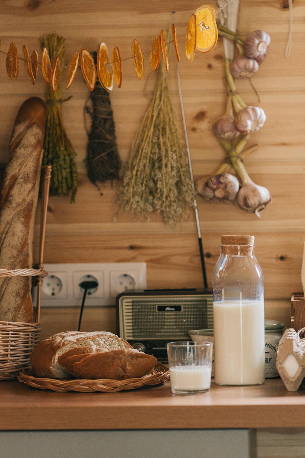 Молоко и хлеб в деревне