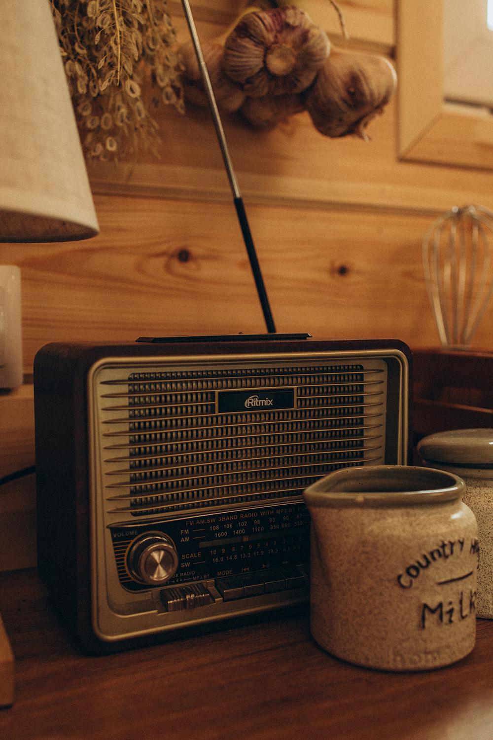 Старое радио у бабушки на даче