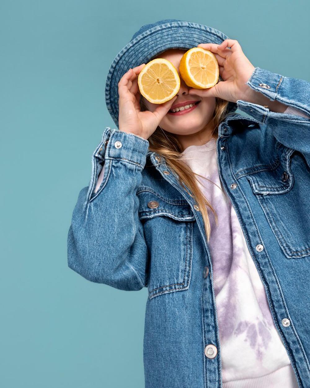 Девочка в джинсовке с лимонами