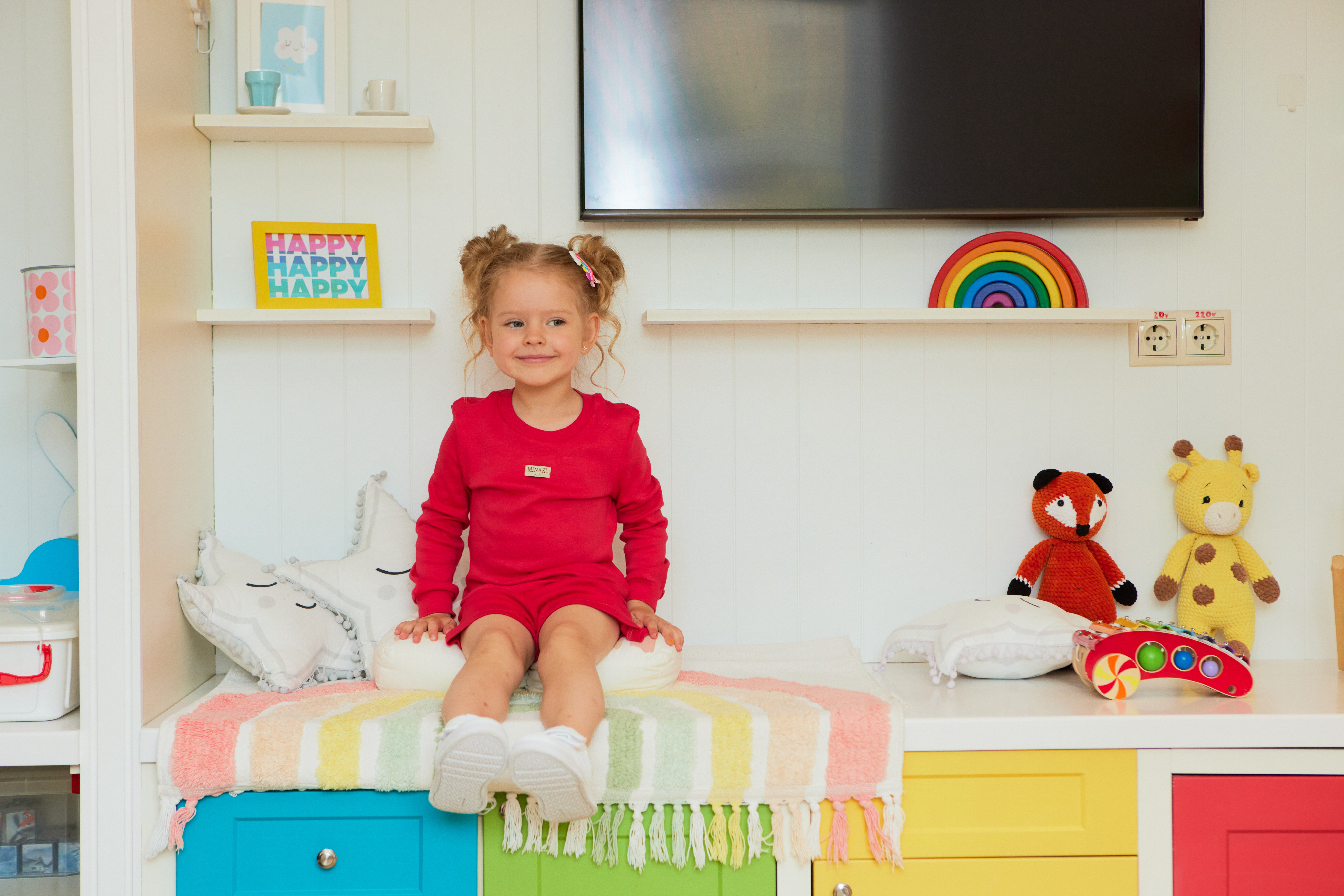 девочка на кровати в детской