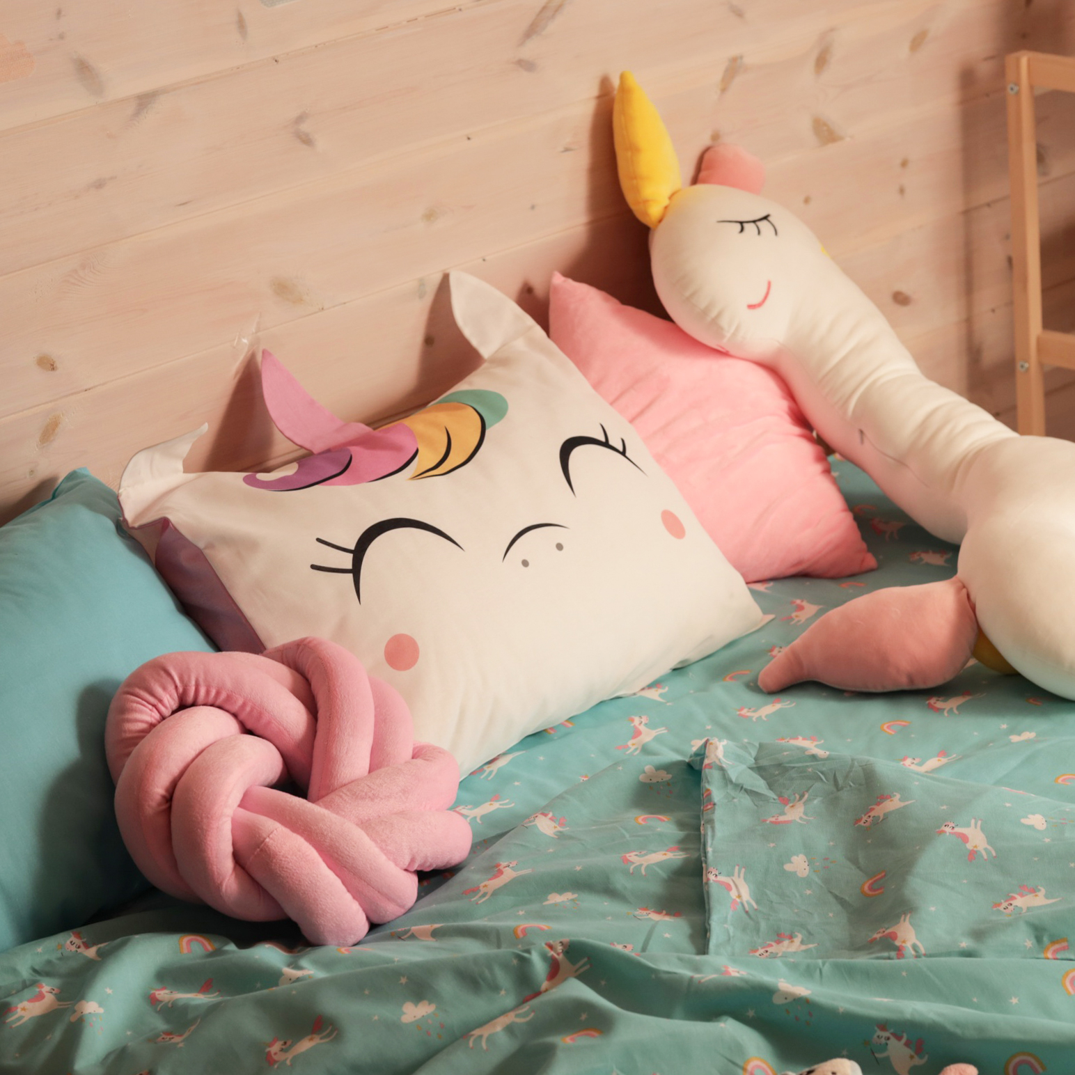 кровать девочки с подушкой