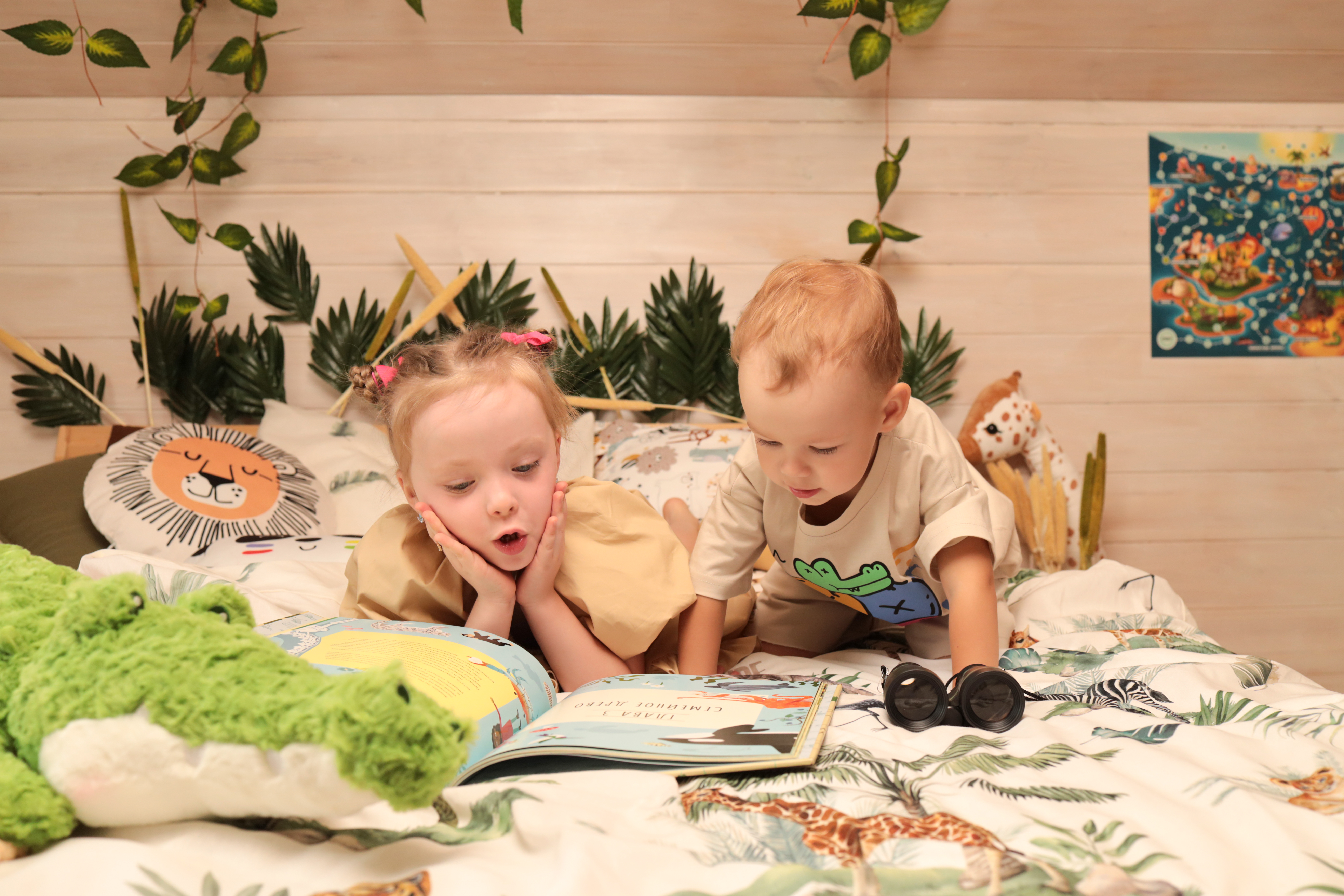 девочка и мальчик в спальне в стиле джунглей