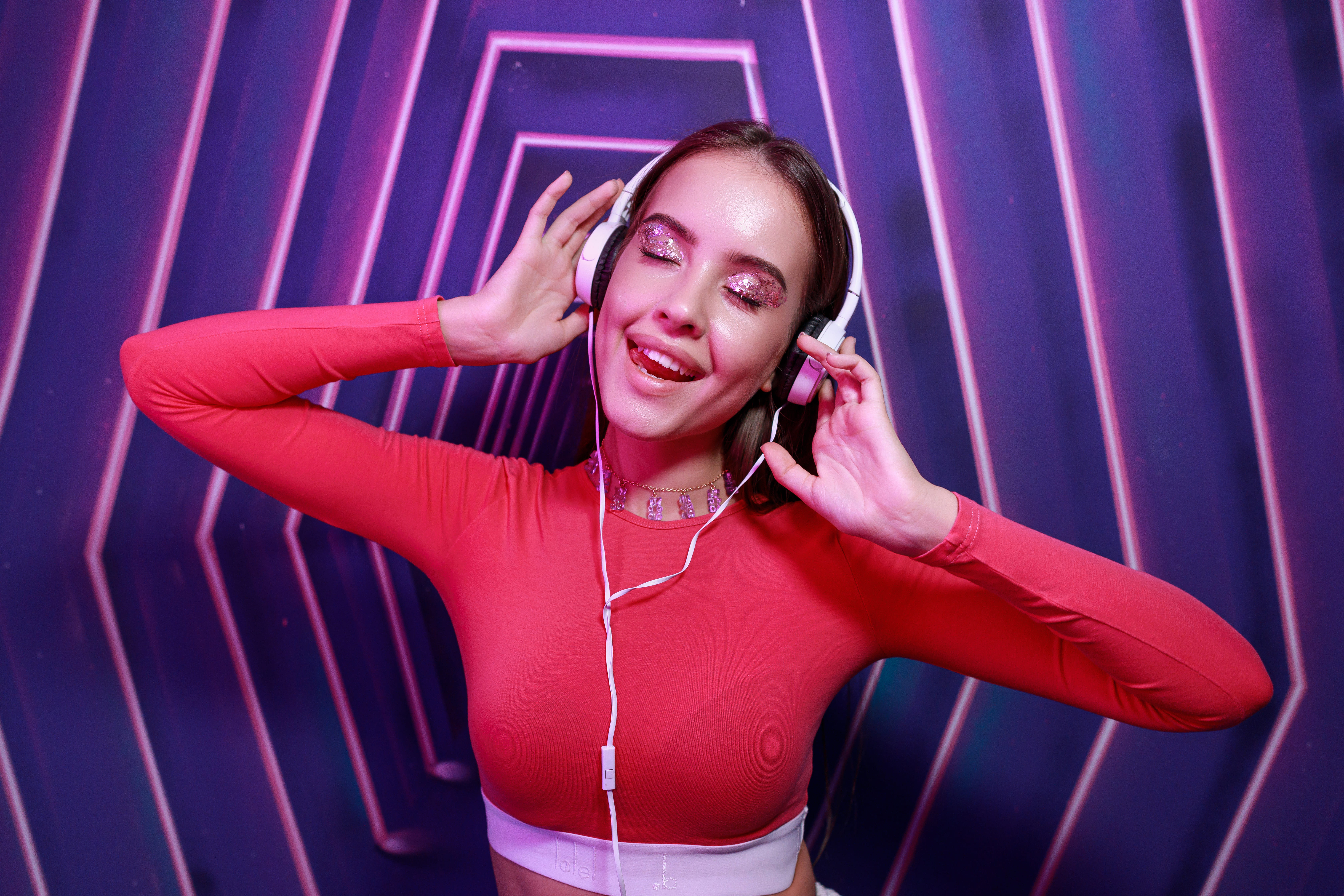 Девушка в наушниках