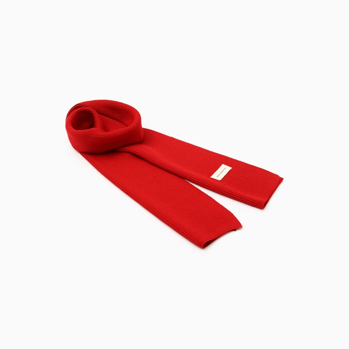 Красный шарф