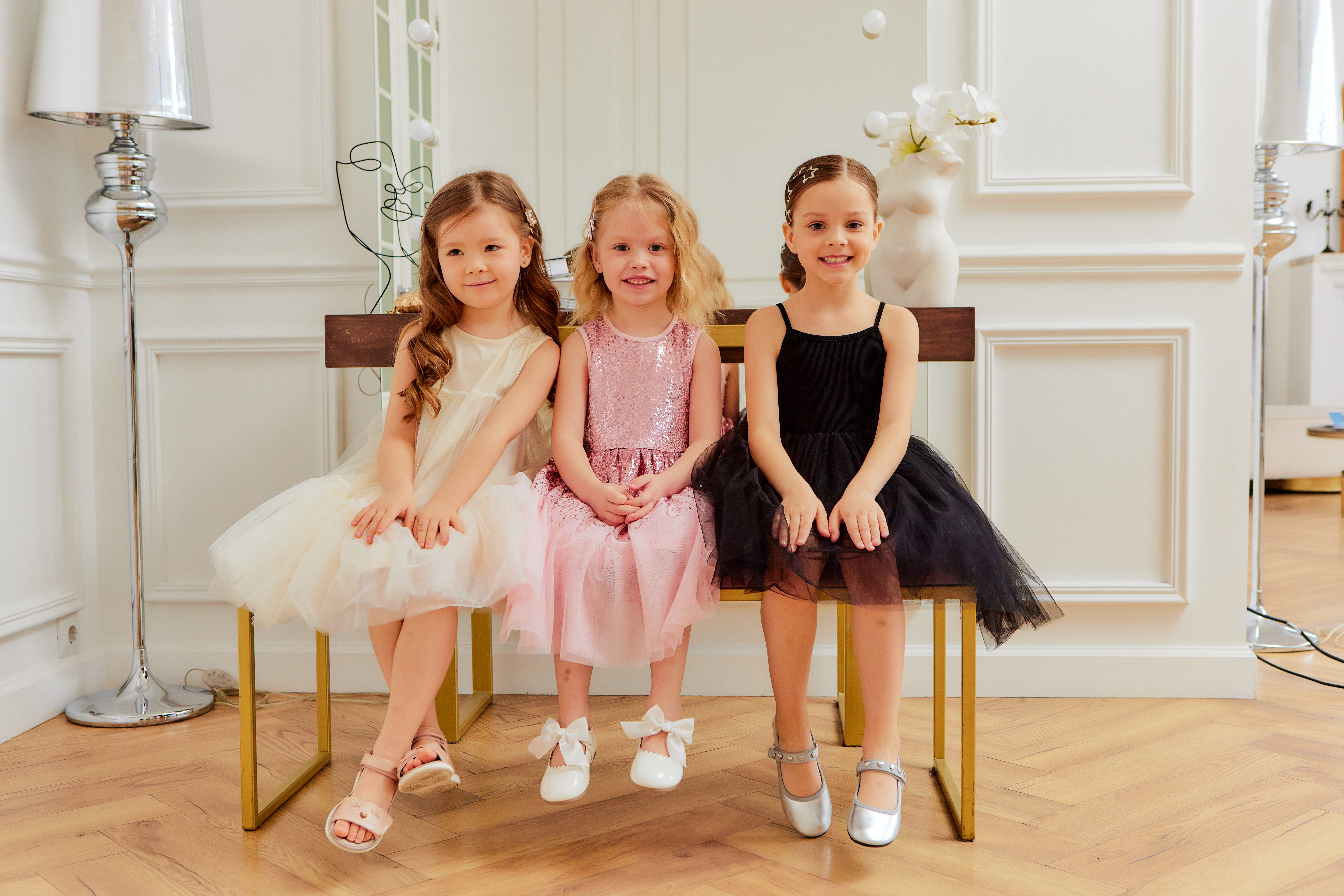Девочки в нарядных платьях