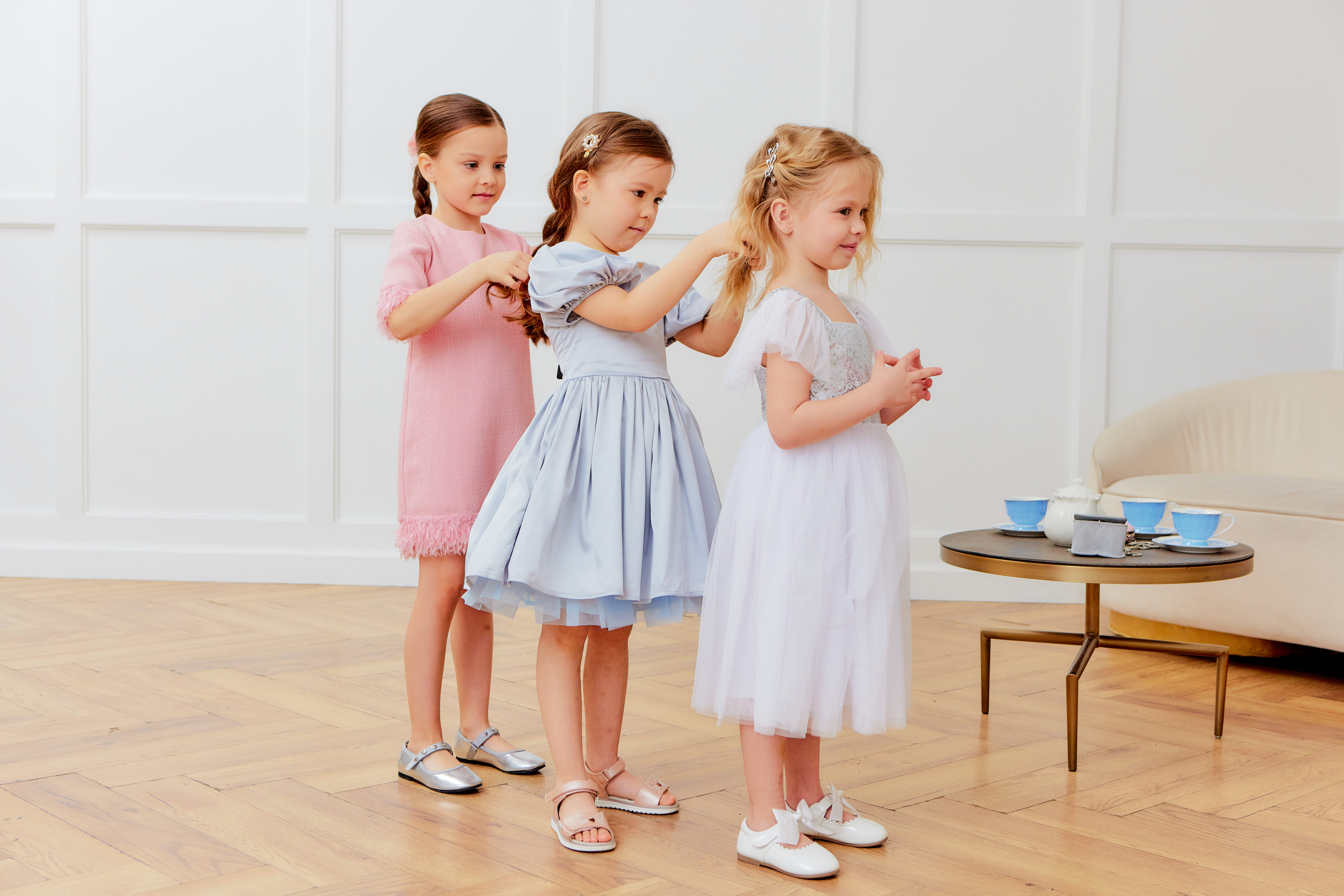 Девочки в нарядных платьях