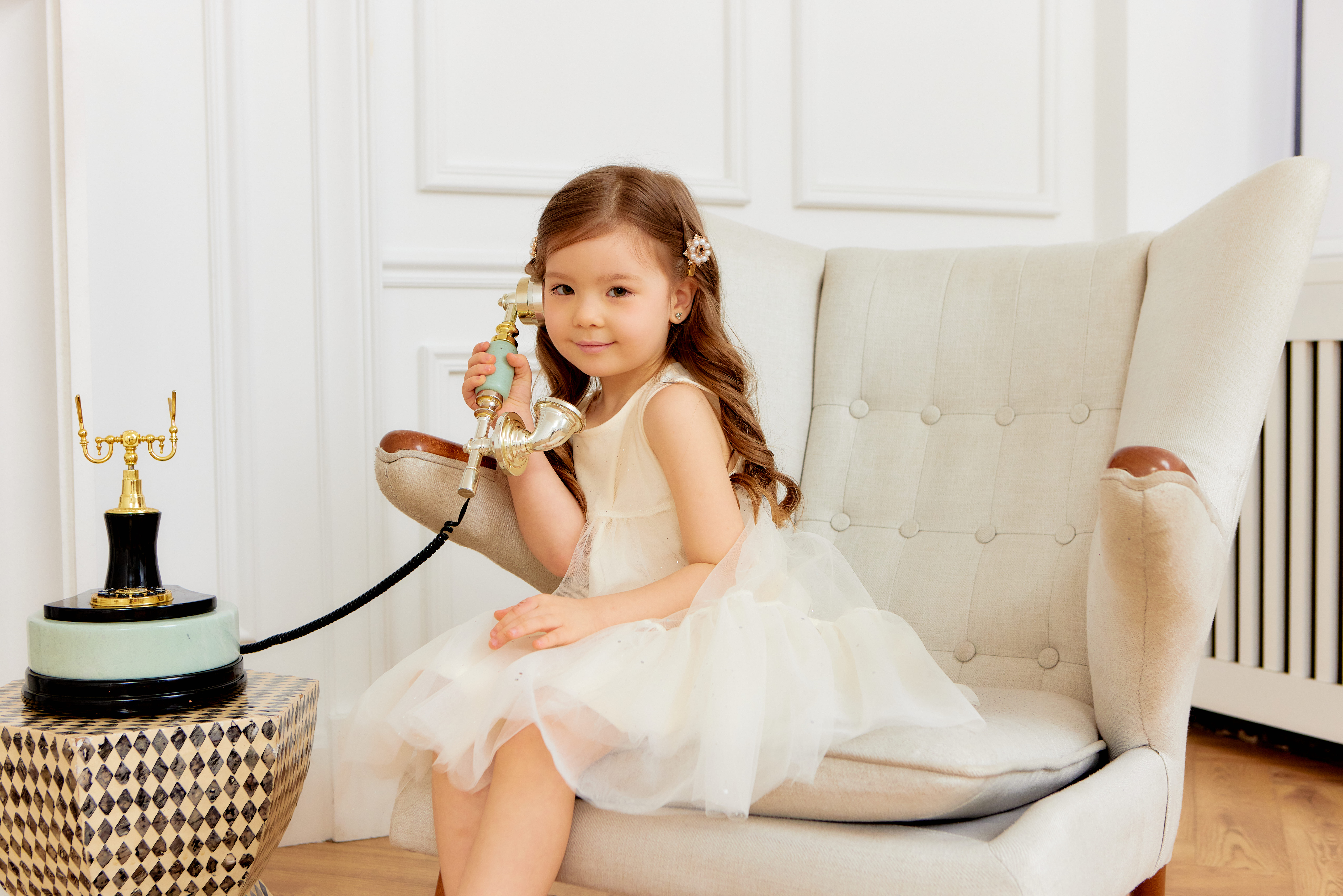 Девочка в белом платье с телефоном