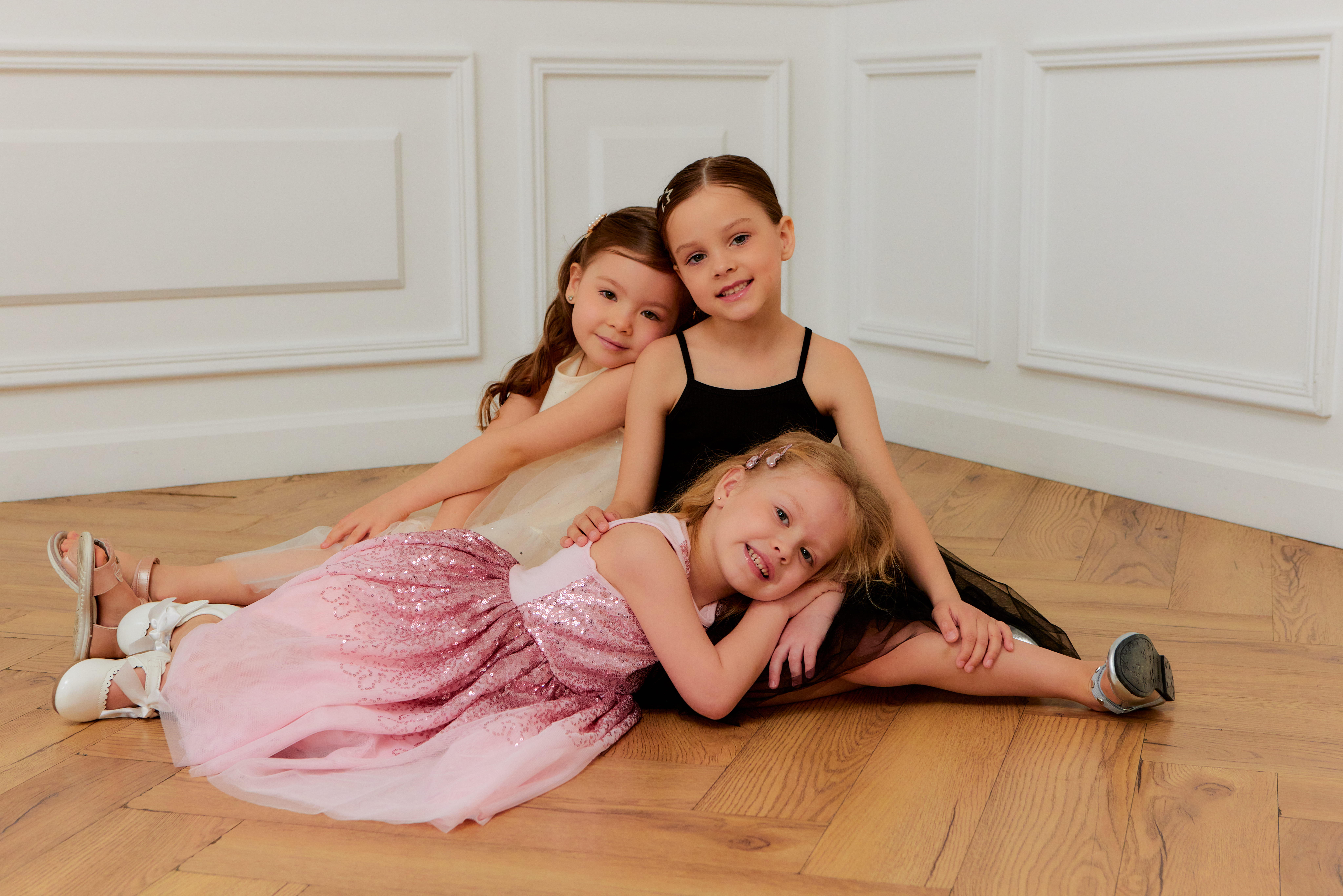 Девочки в нарядных платьев