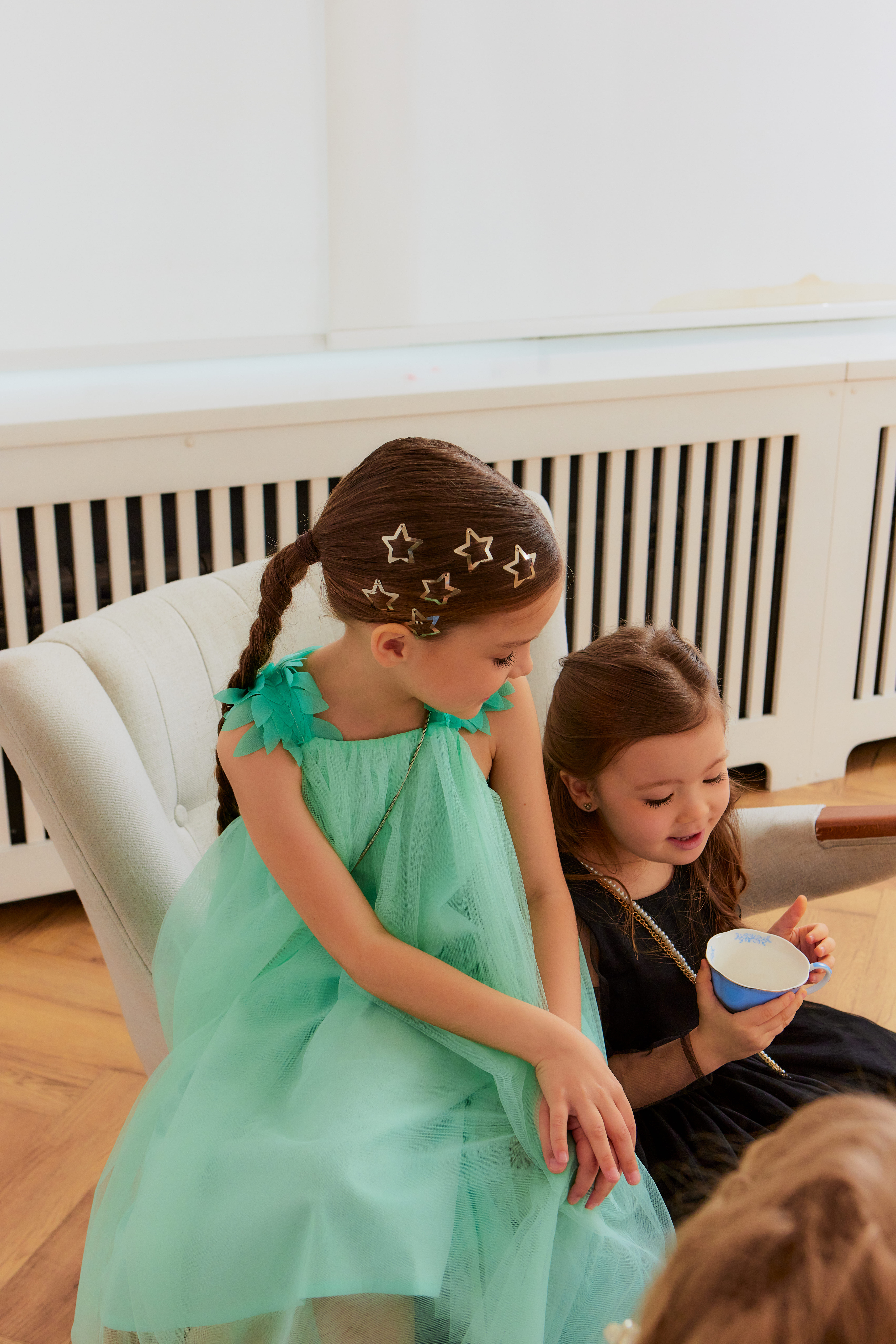 Девочки в нарядных платьях