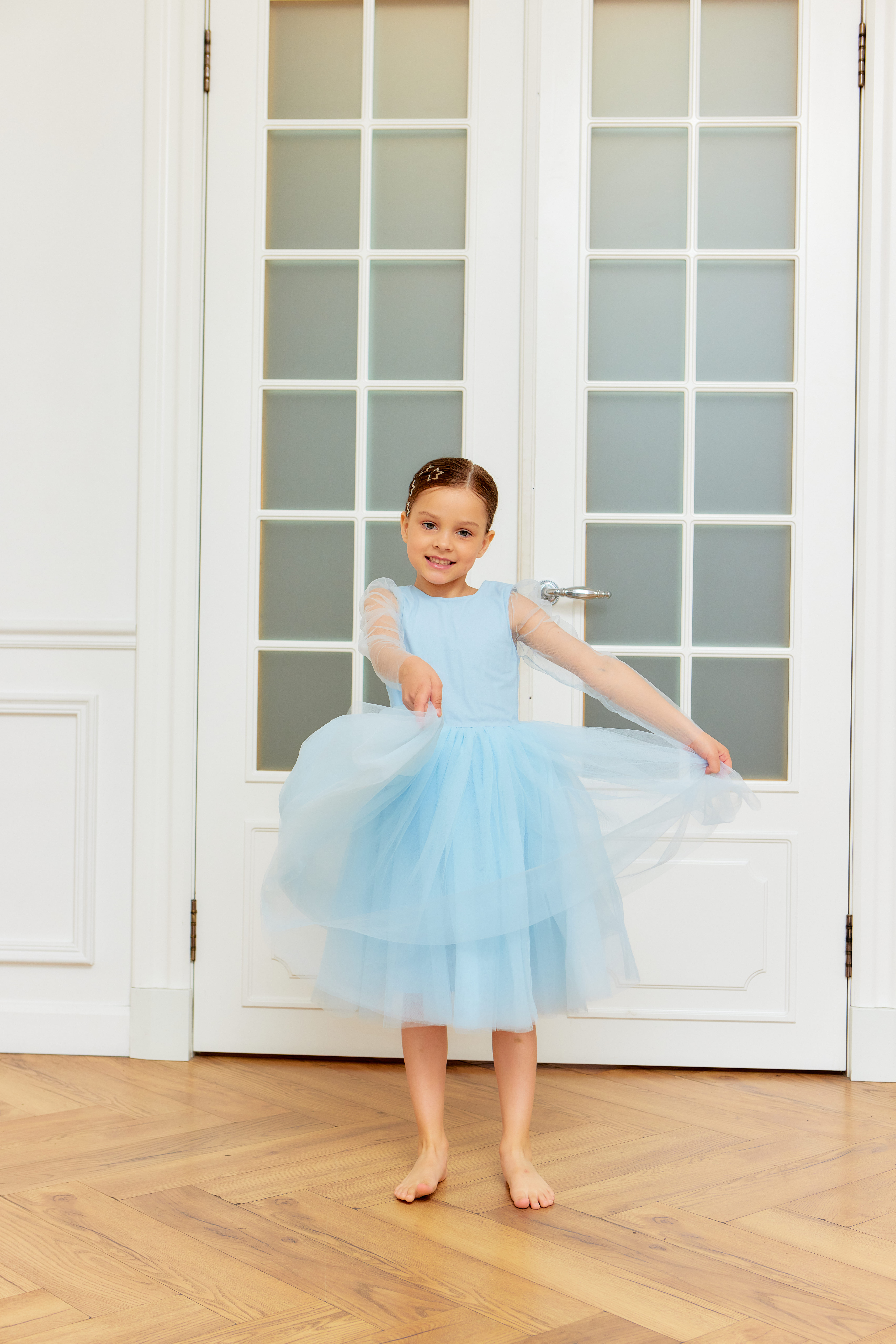 Девочка в голубом платье