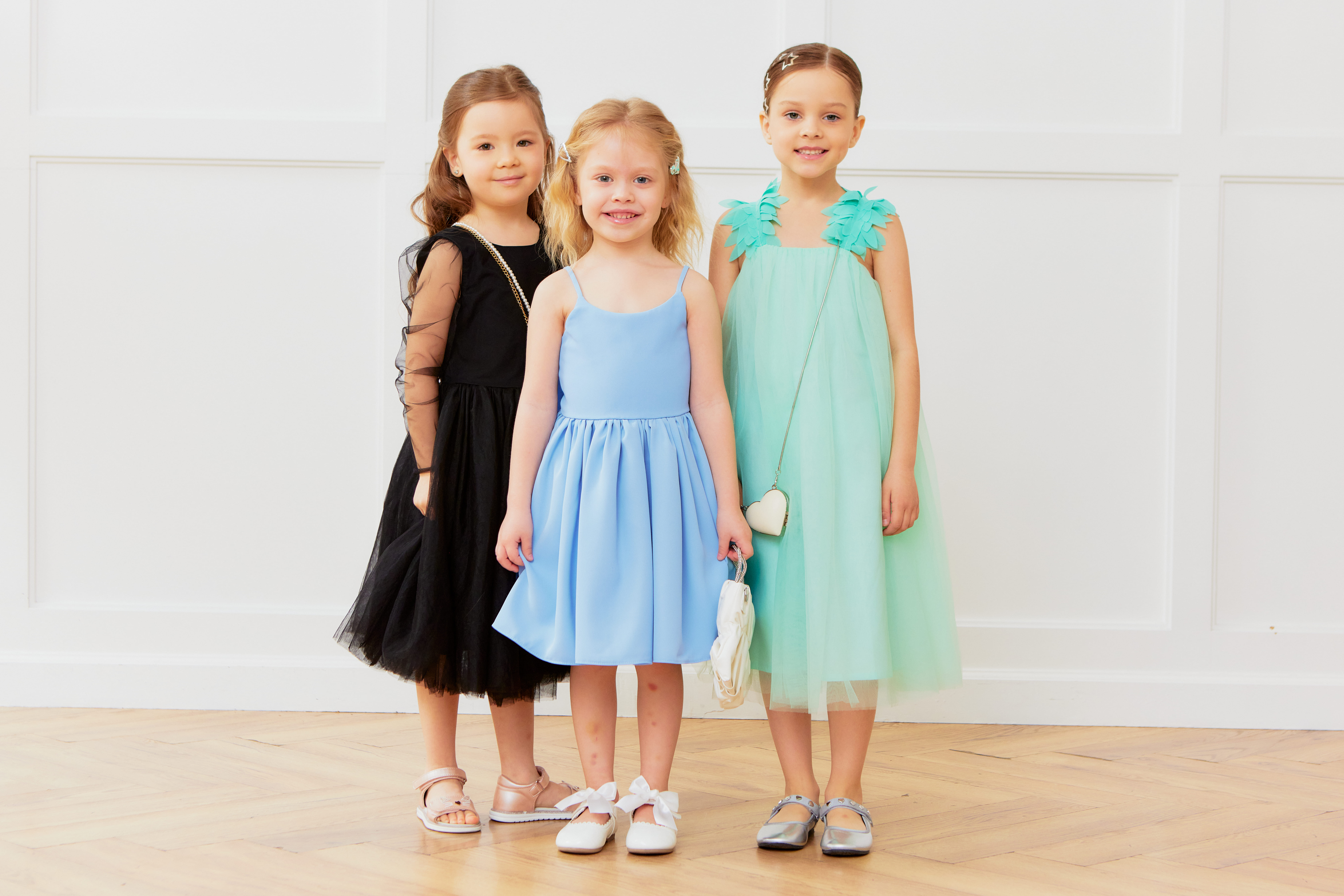 Девочки в разноцветных платьях