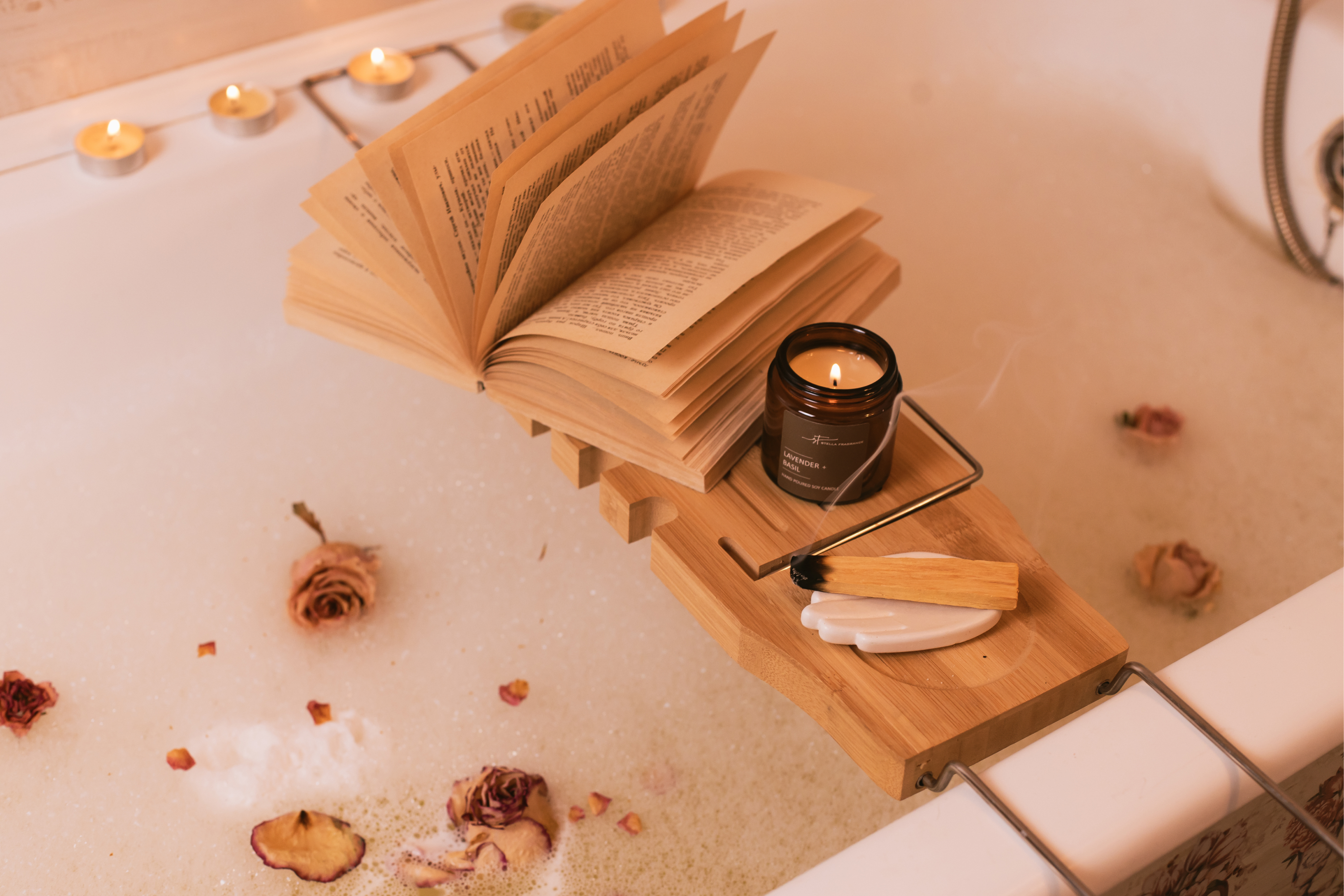 Полка на ванне со свечой и книгой