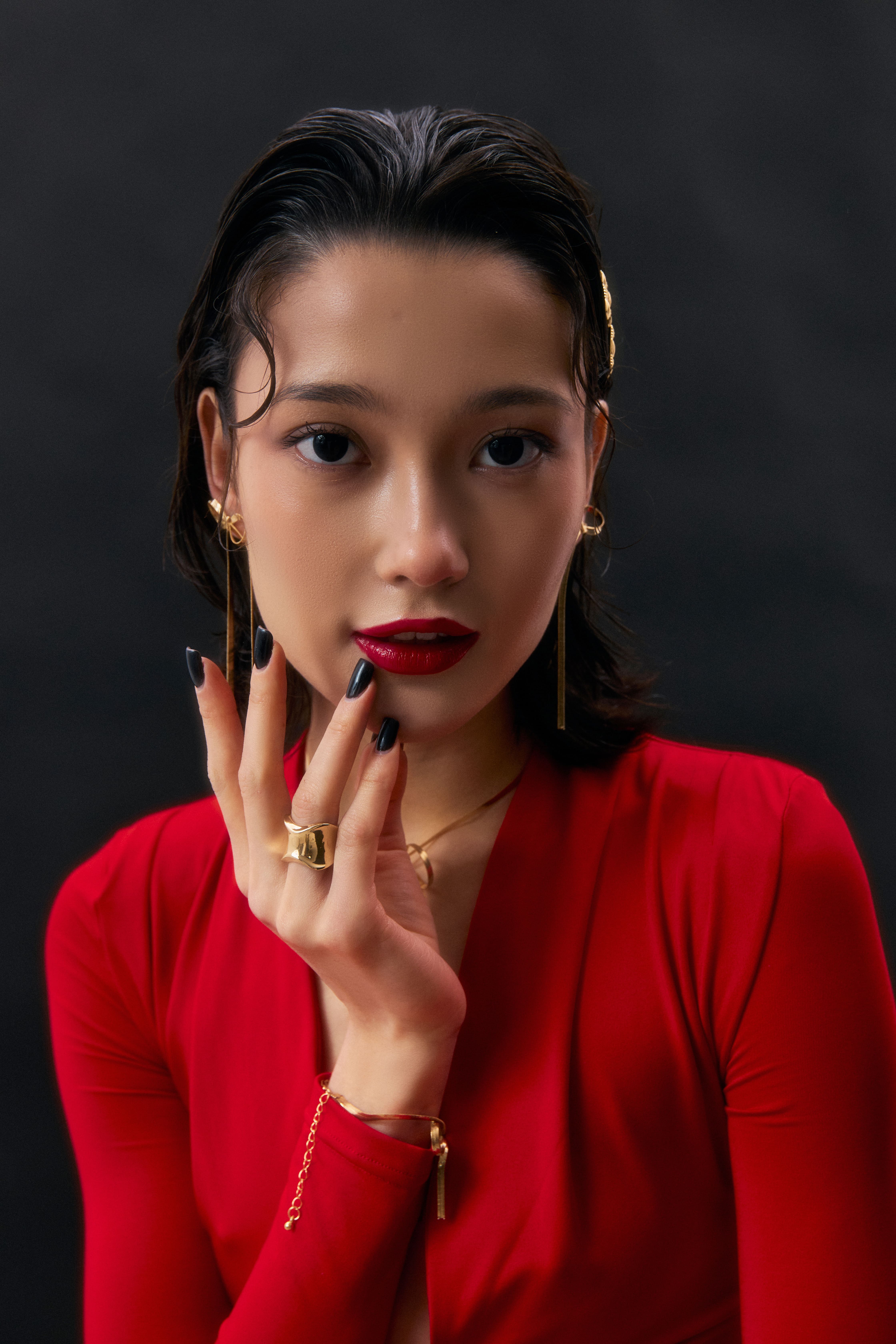 Девушка в красном платье