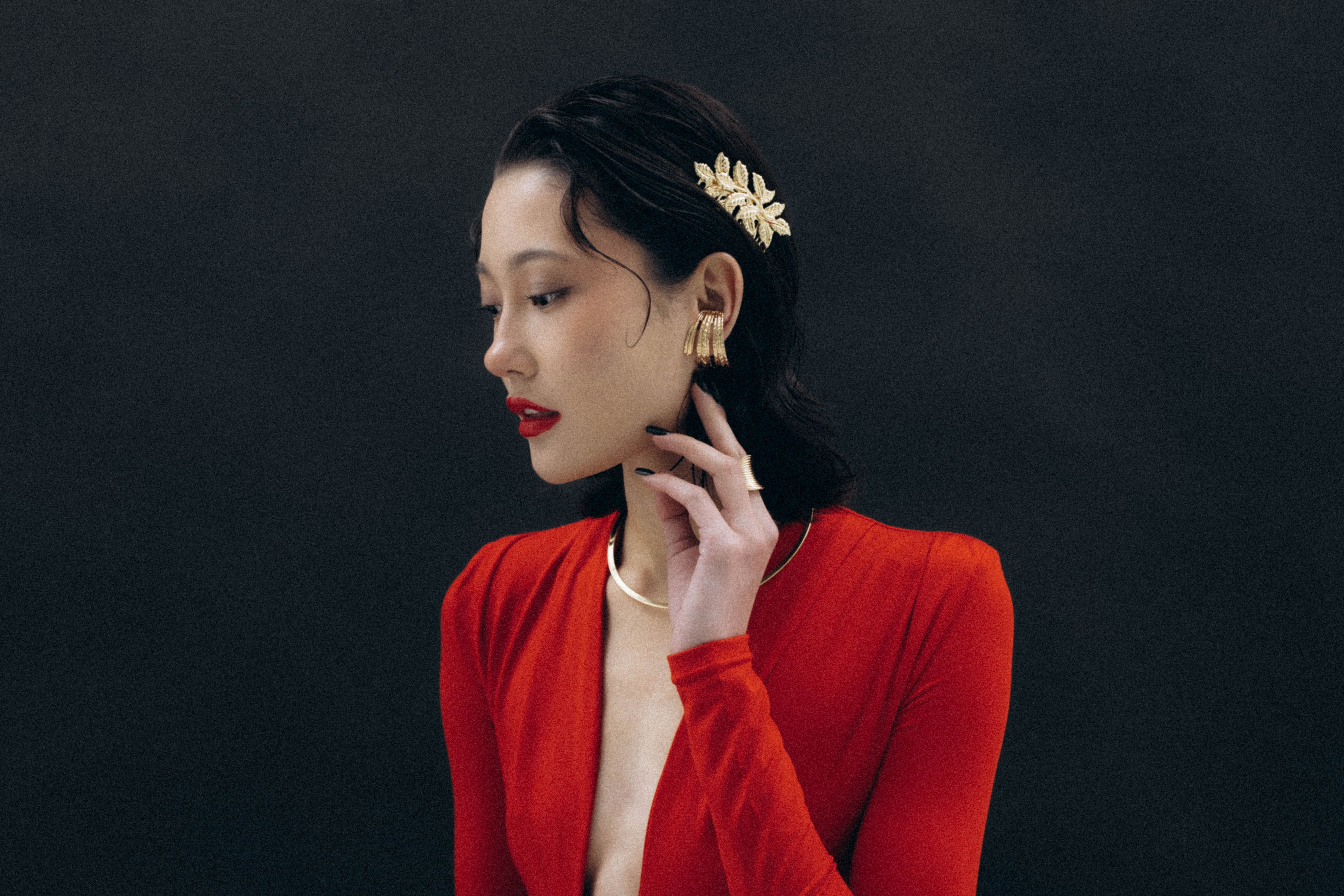 Девушка в красном платье с декольте