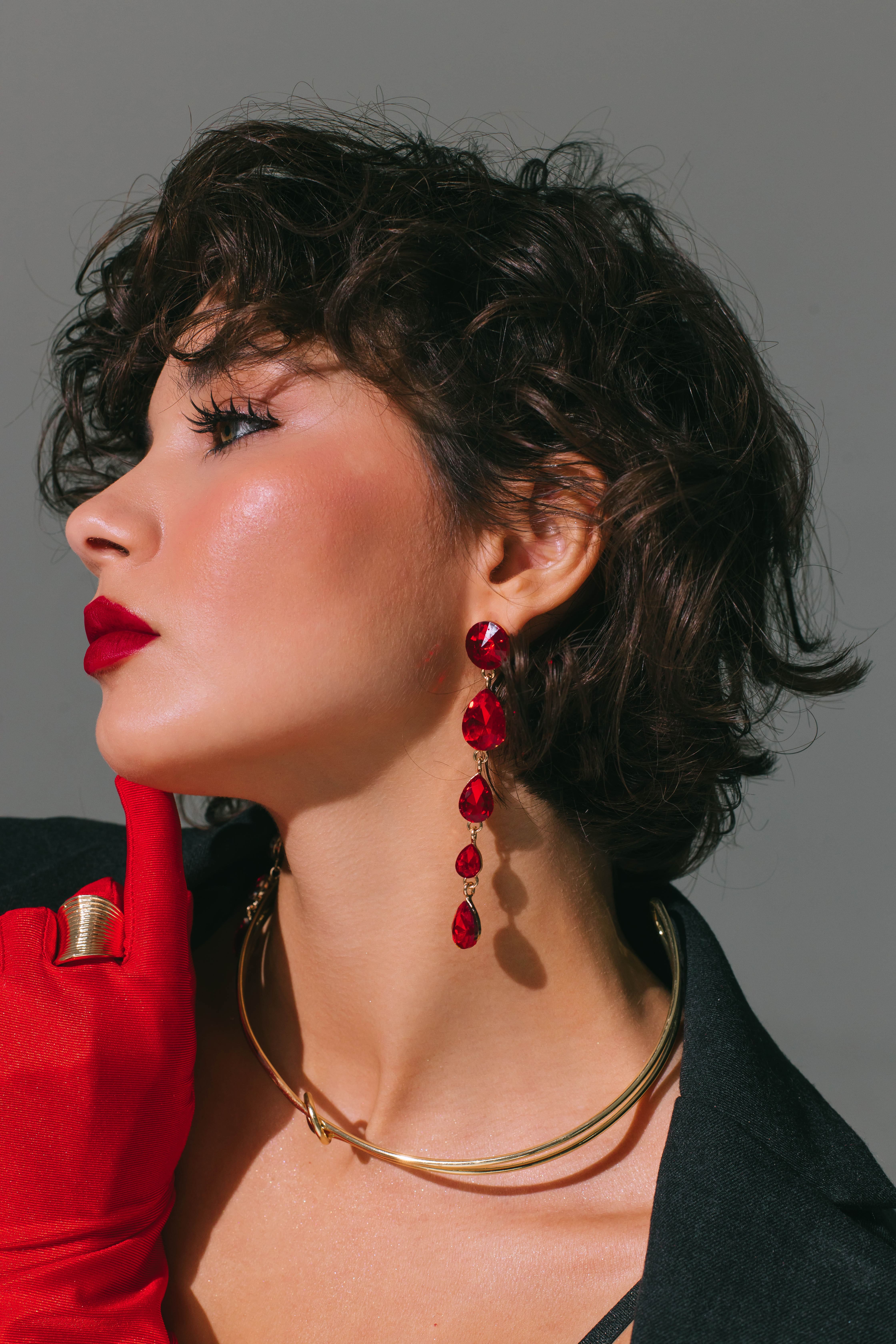 Девушка в красных перчатках