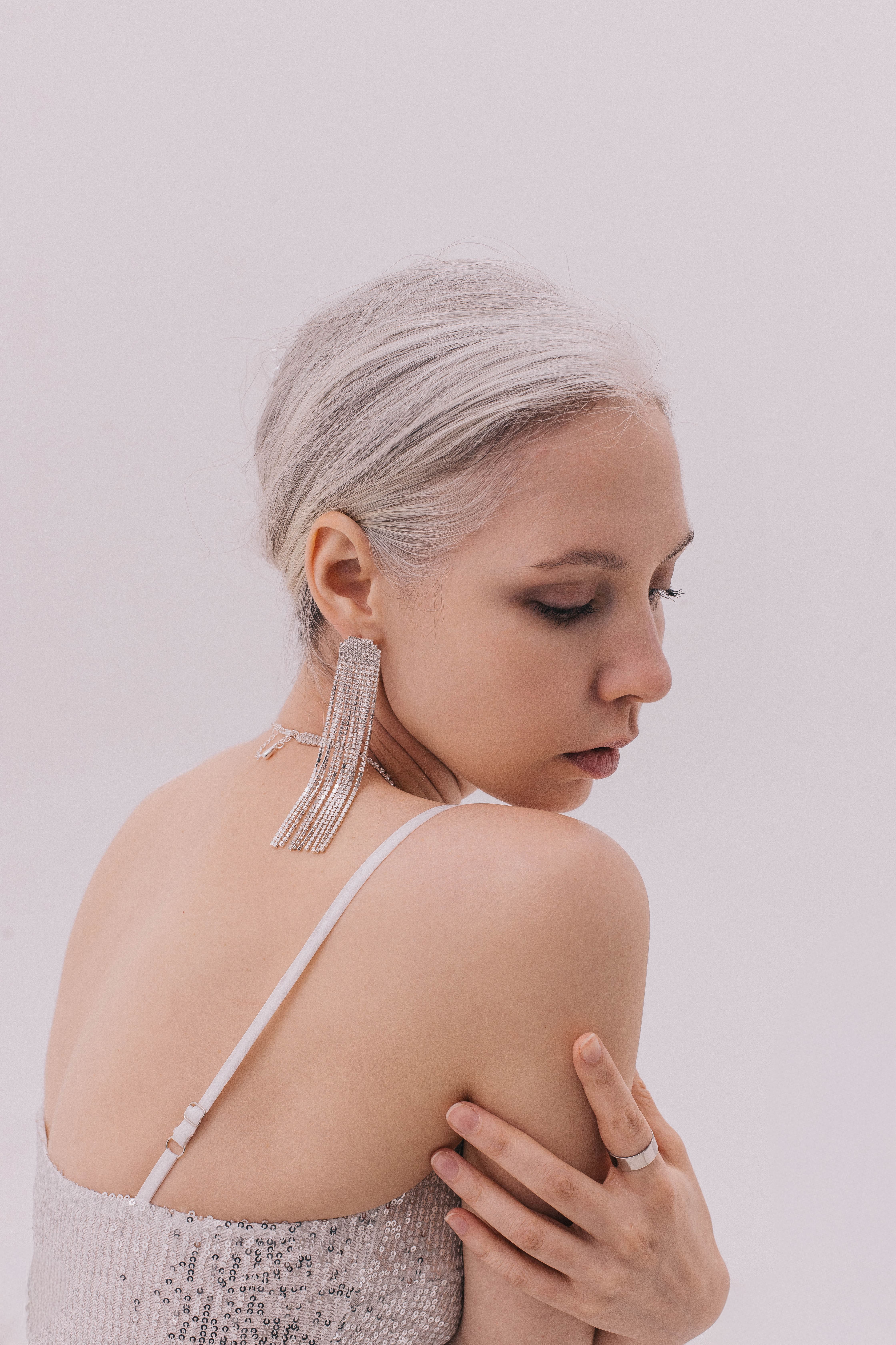 Девушка в серебристом платье