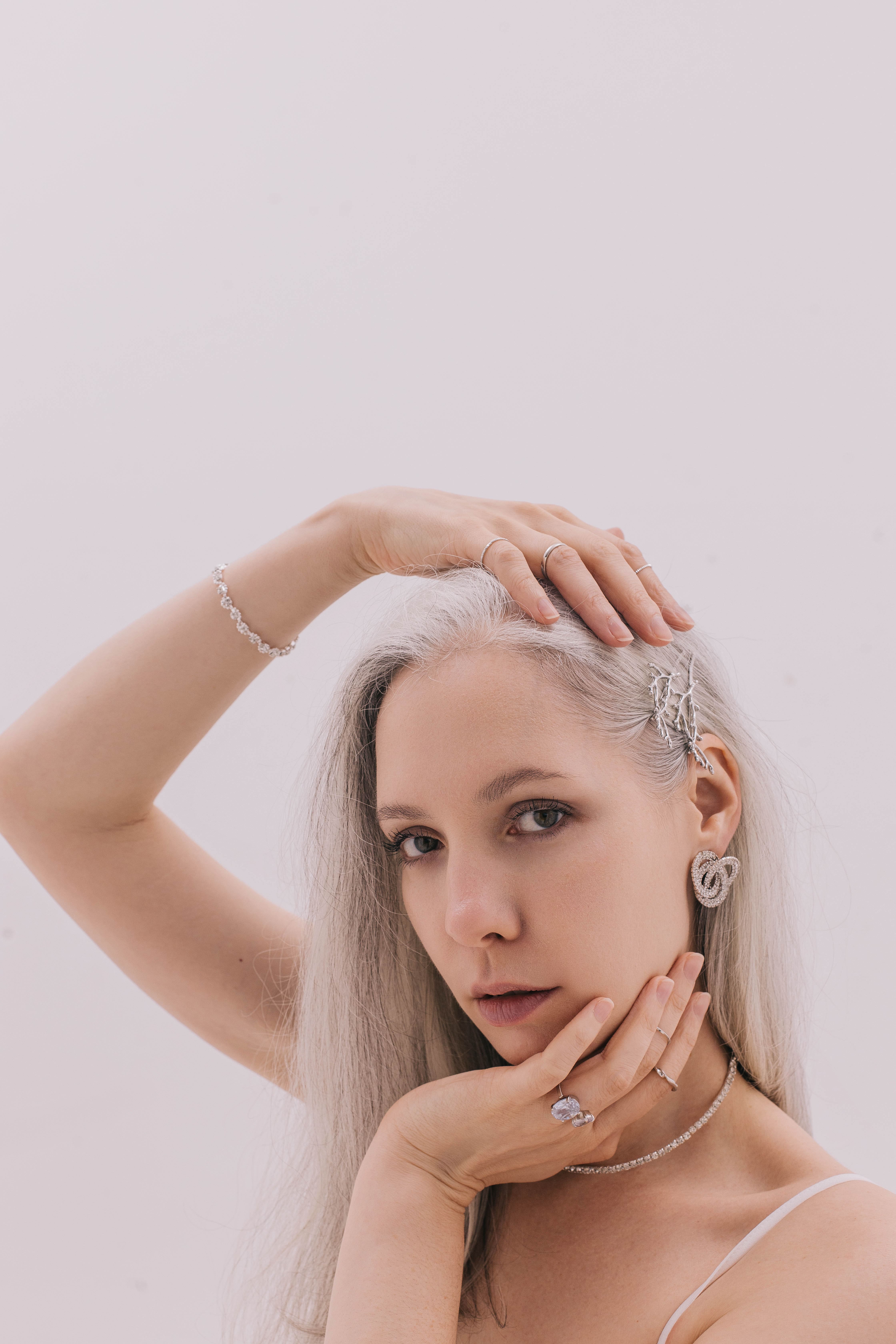 Девушка с белыми волосами