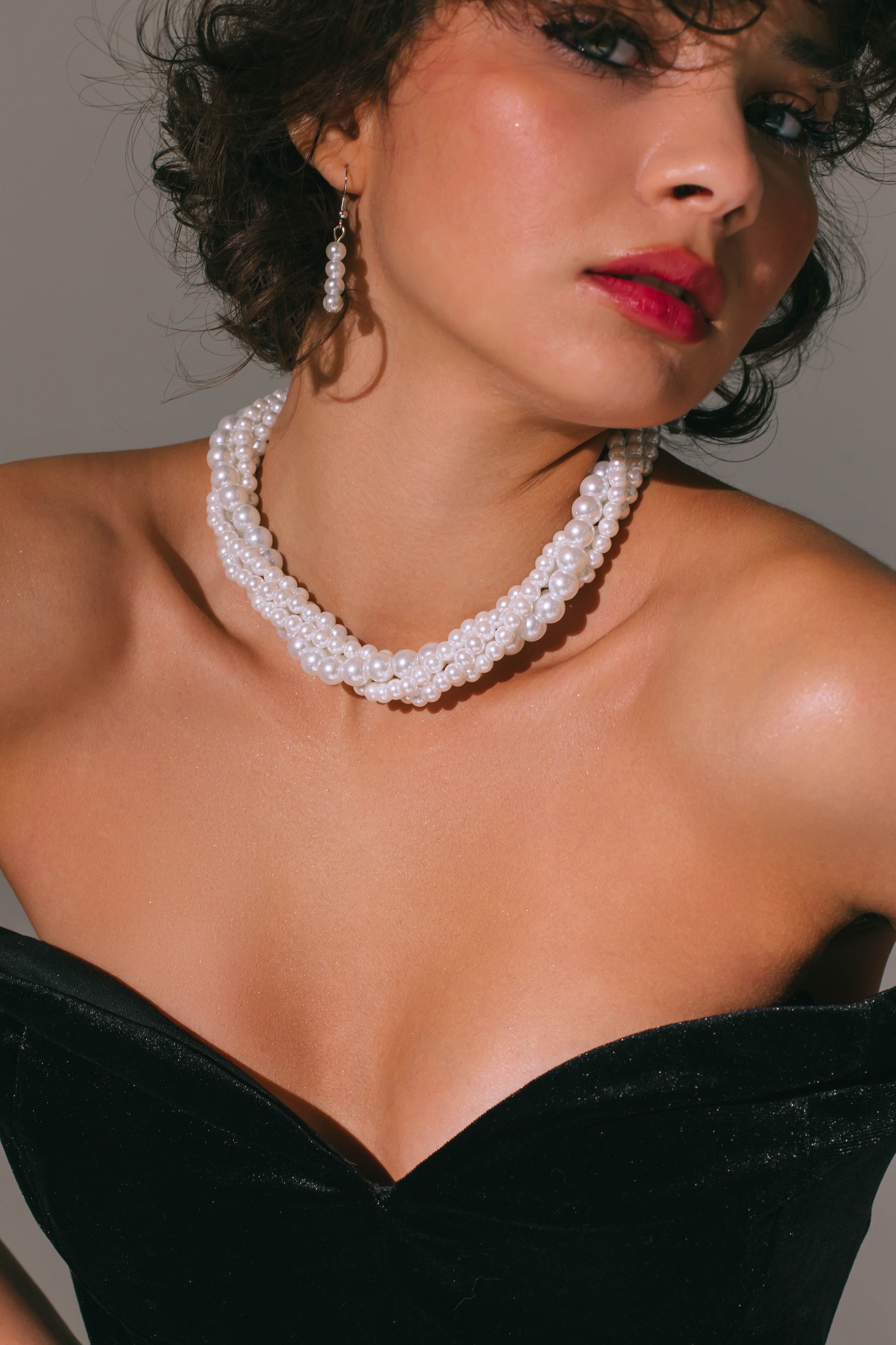 Девушка в чёрном бархатном платье