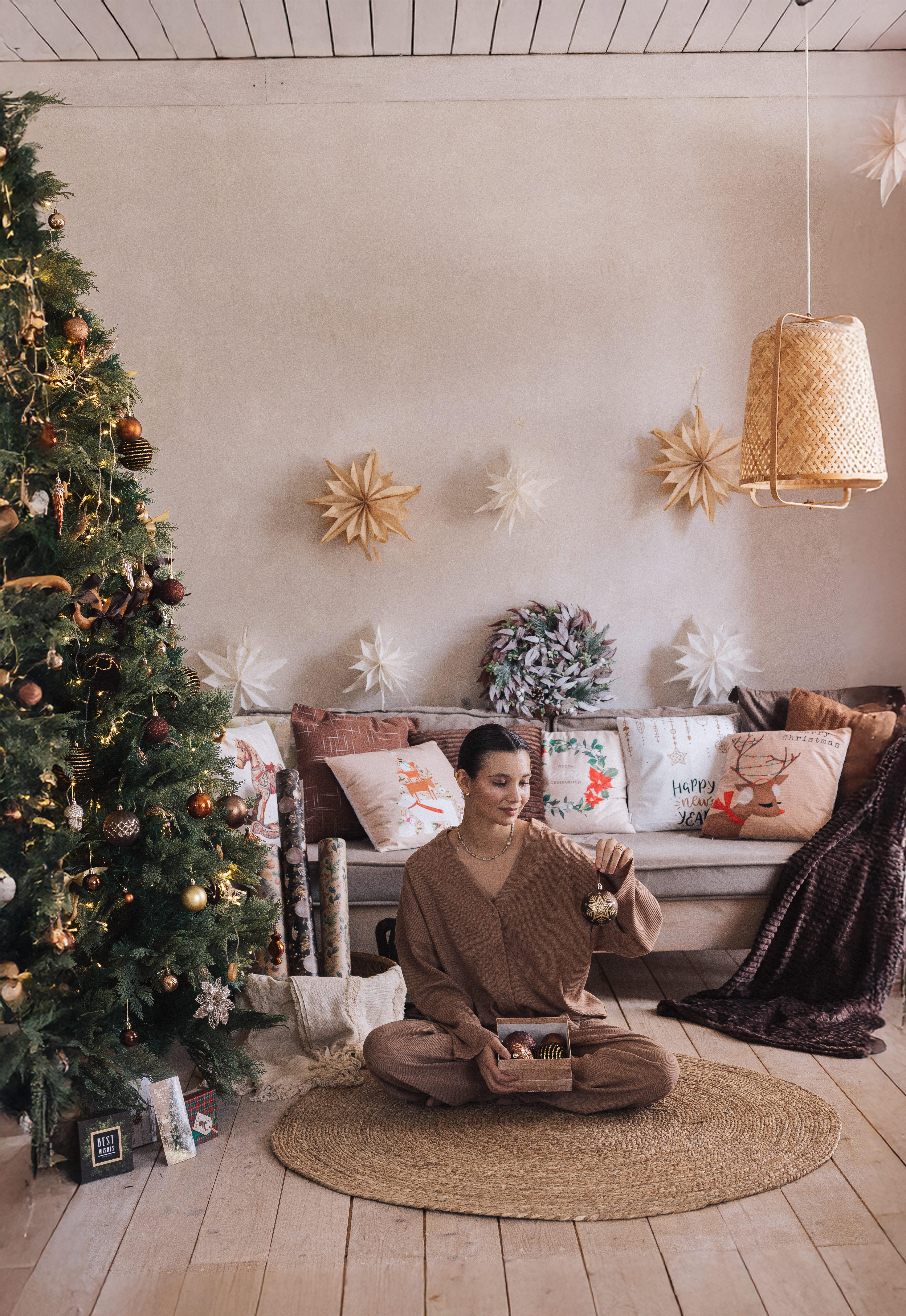 Девушка в новогоднем интерьере