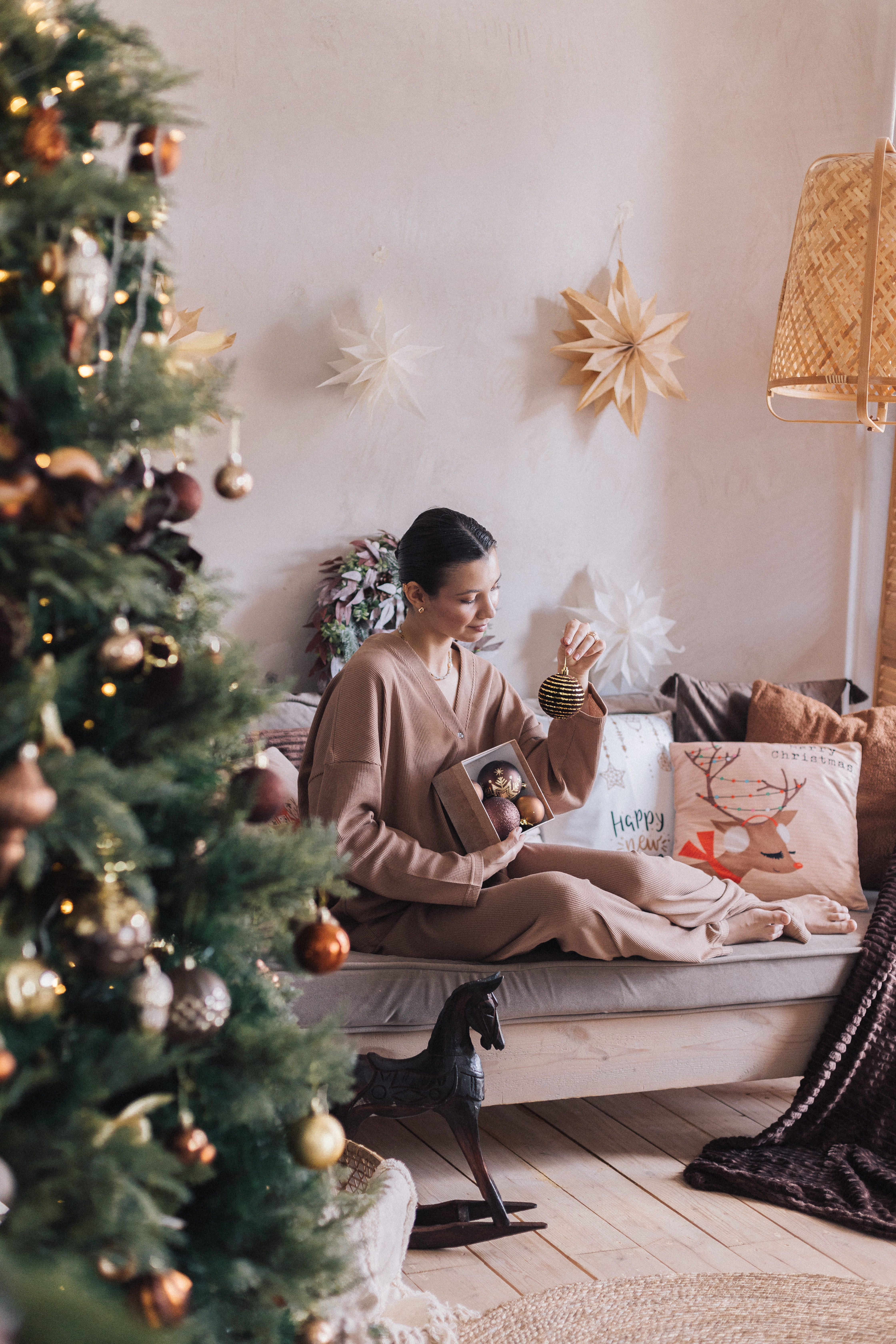 Девушка украшает ёлку