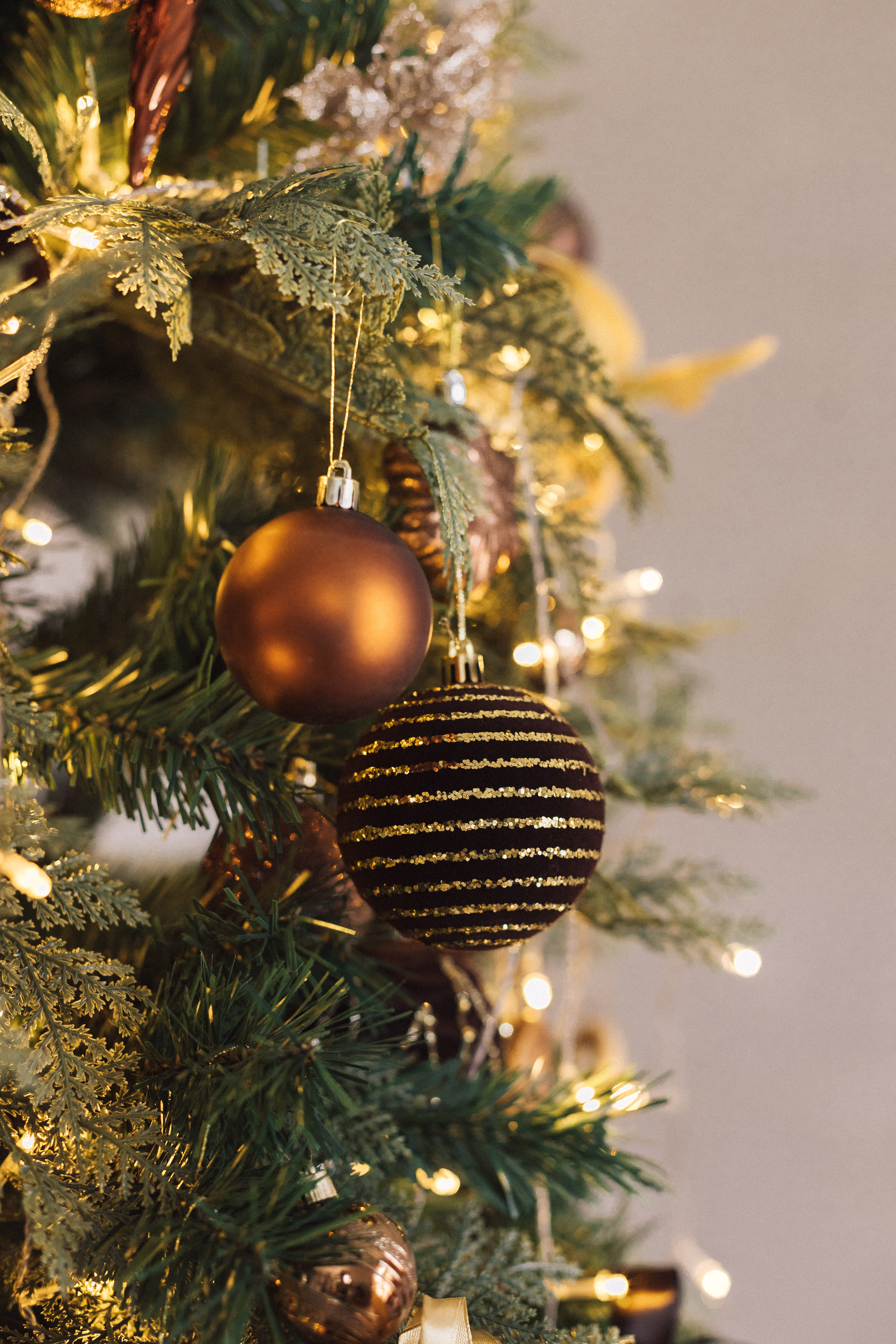 Новогодние шары на ёлке