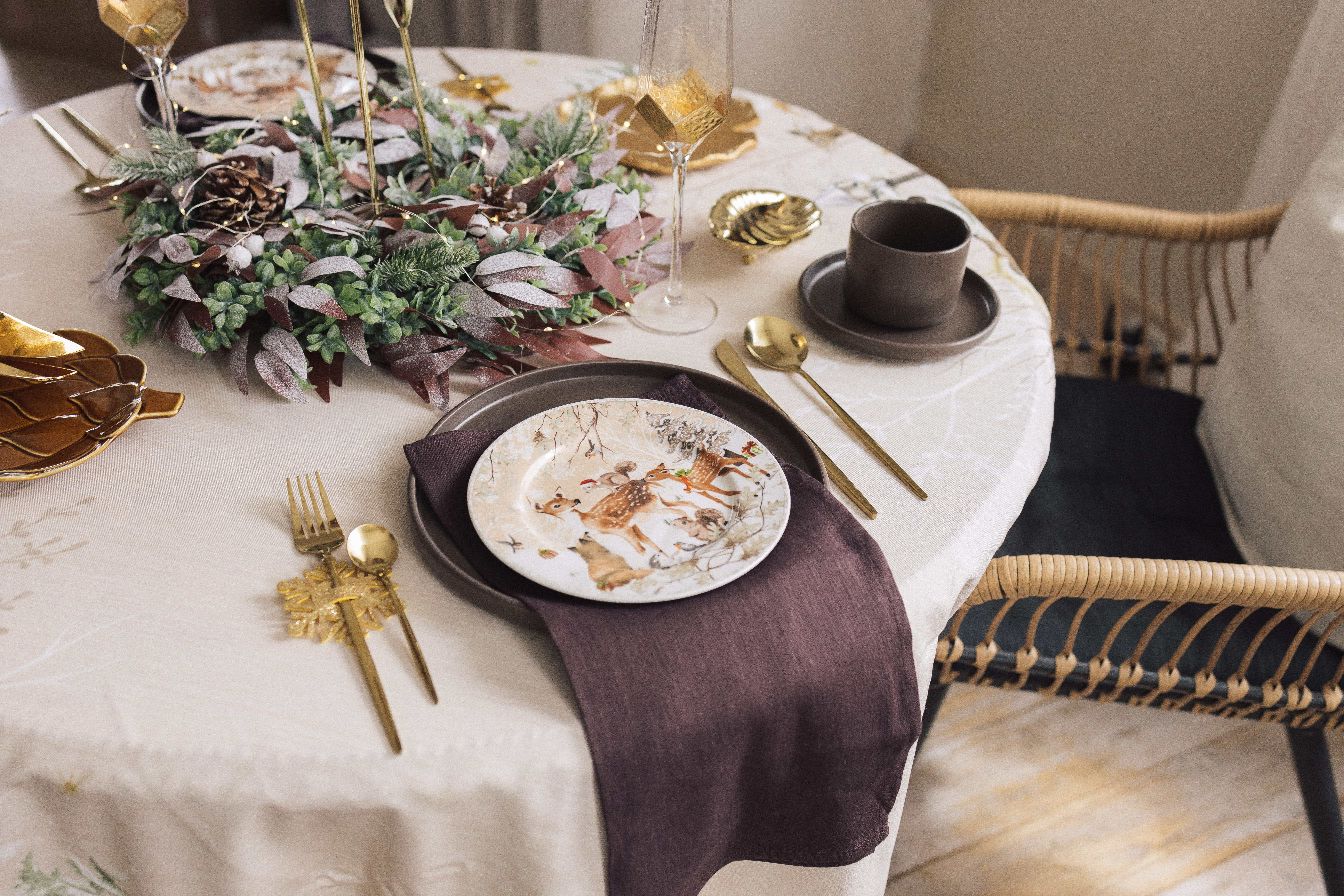Сервировка стола в коричневом цвете
