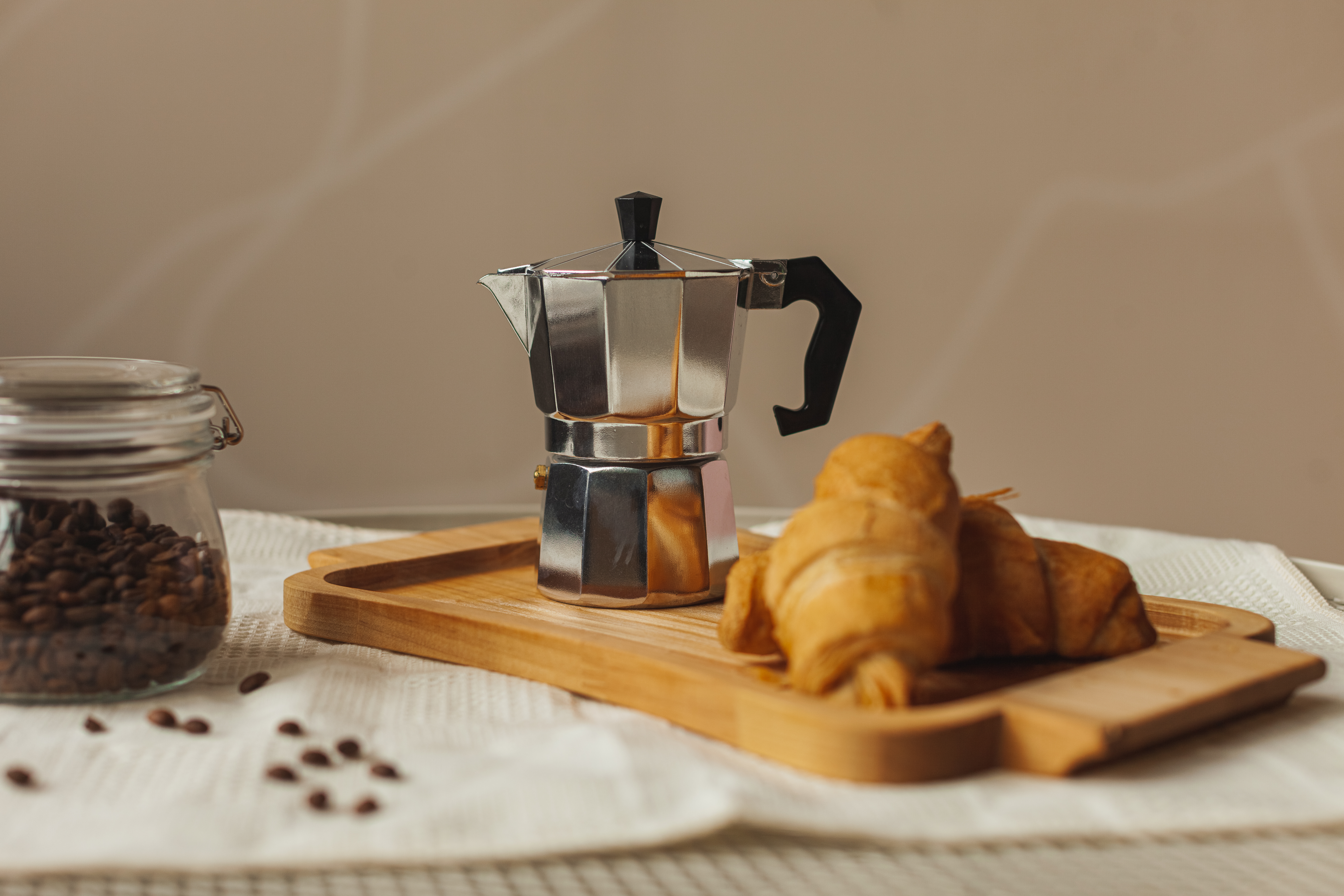 Гейзерная кофеварка с круассаном