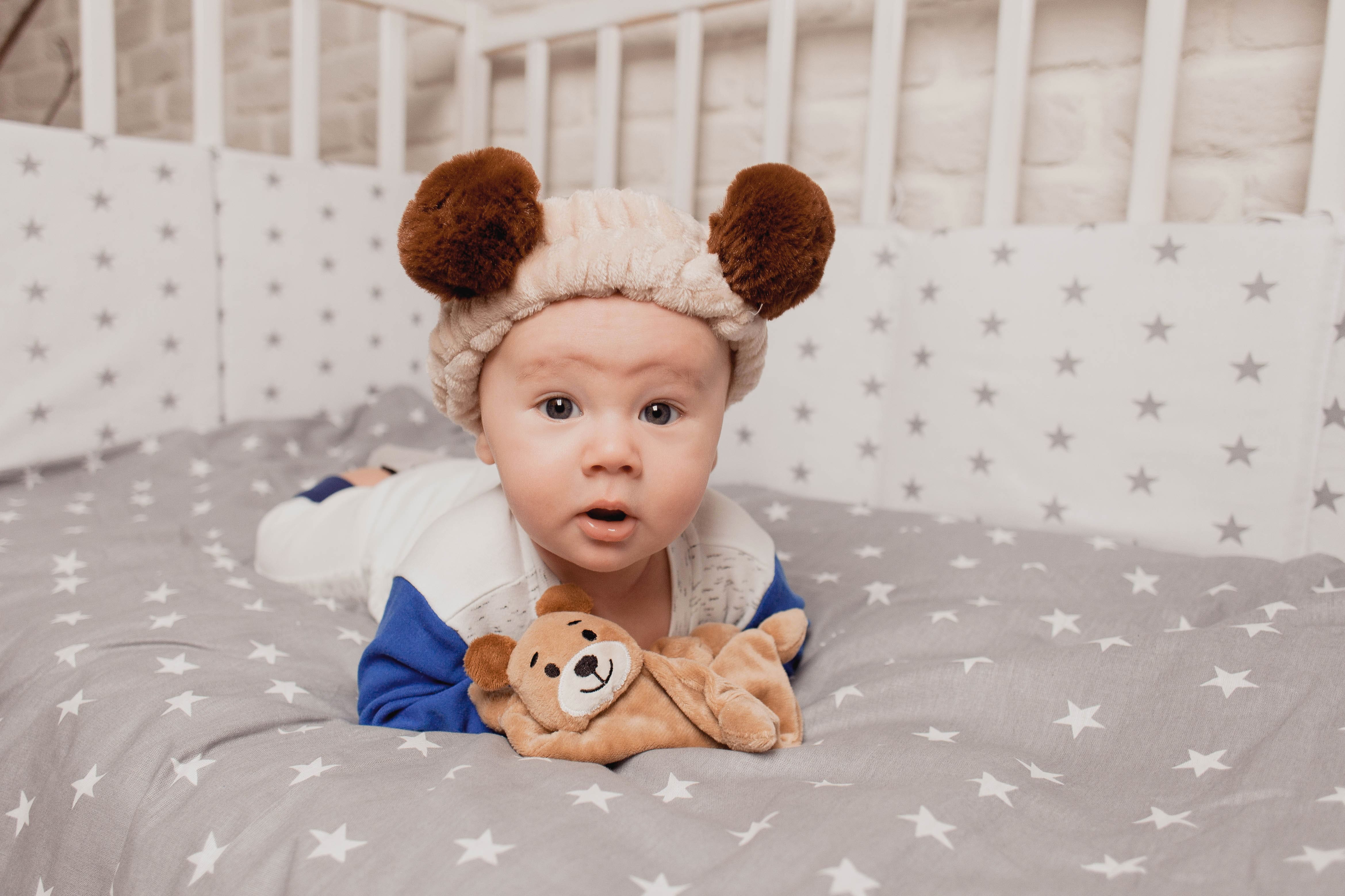 Рёбенок в повязке с ушками