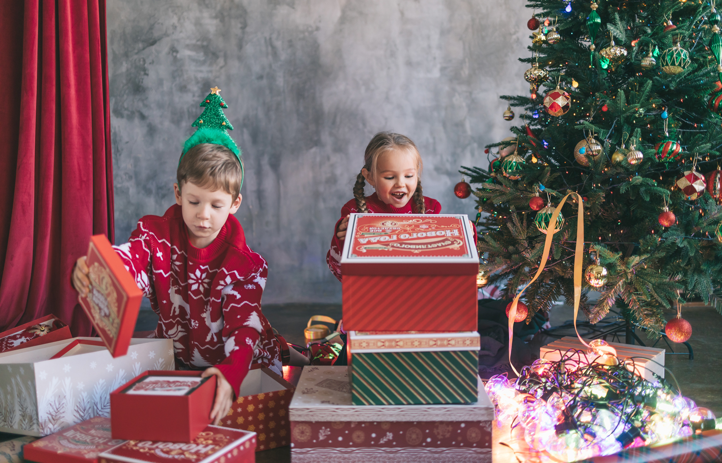 Дети у новогодней ёлки