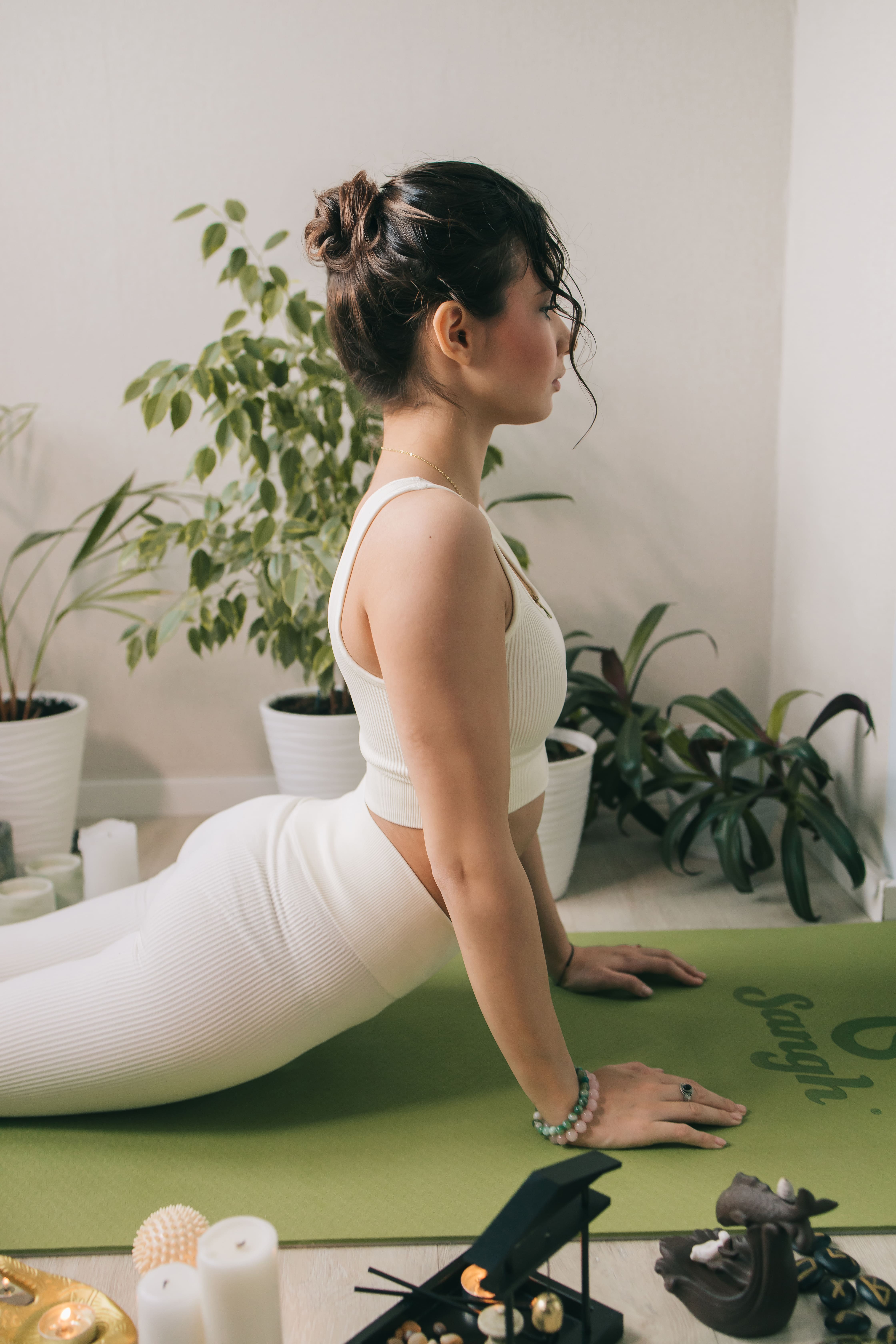 Девушка занимается йогой в белом костюме